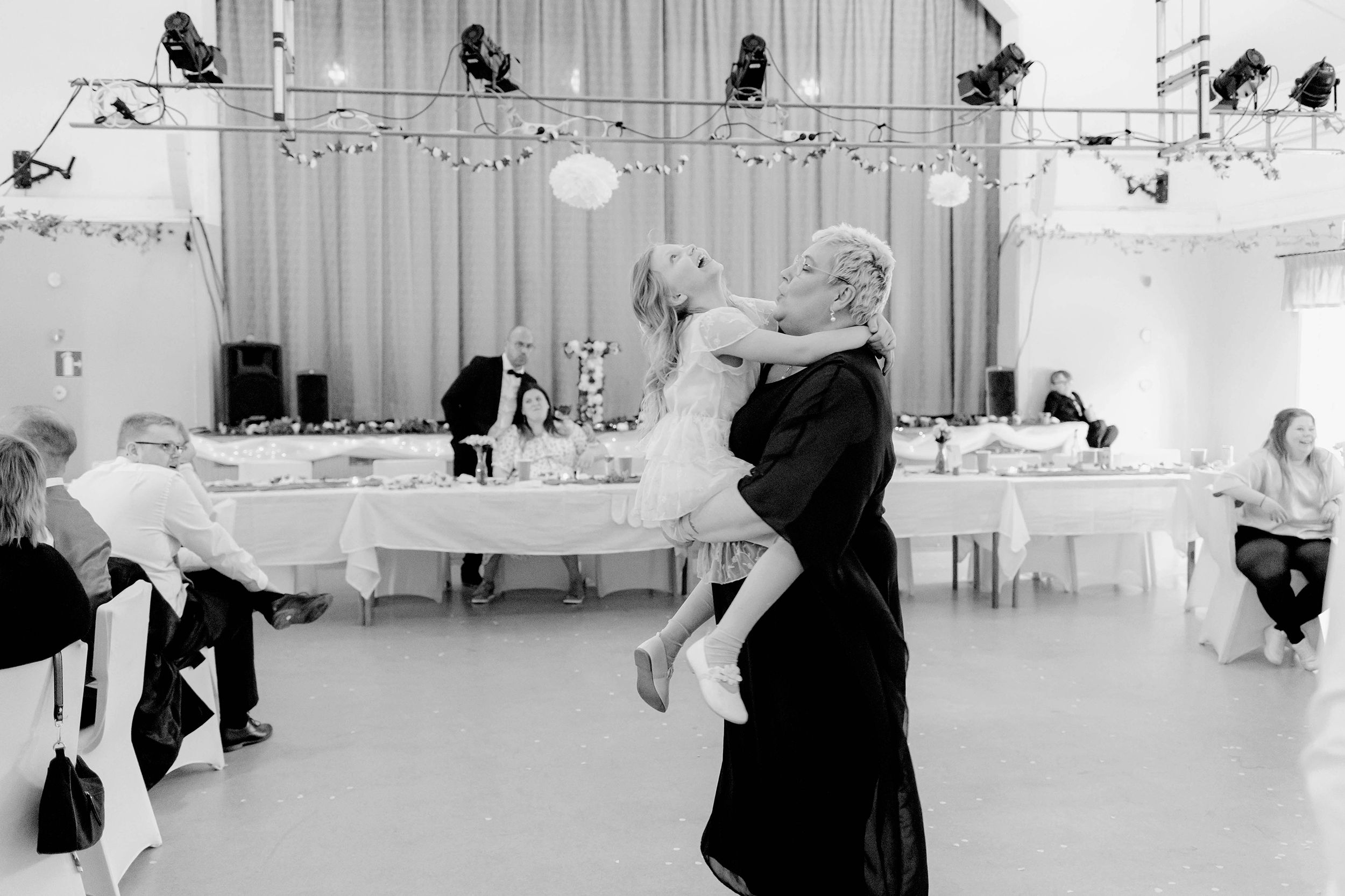 Johan och Alice bröllop i Mellösa kyrka och bröllopsfest i Vadsbro-Blacksta. Bröllopsfotograf Rebecca Nordin.