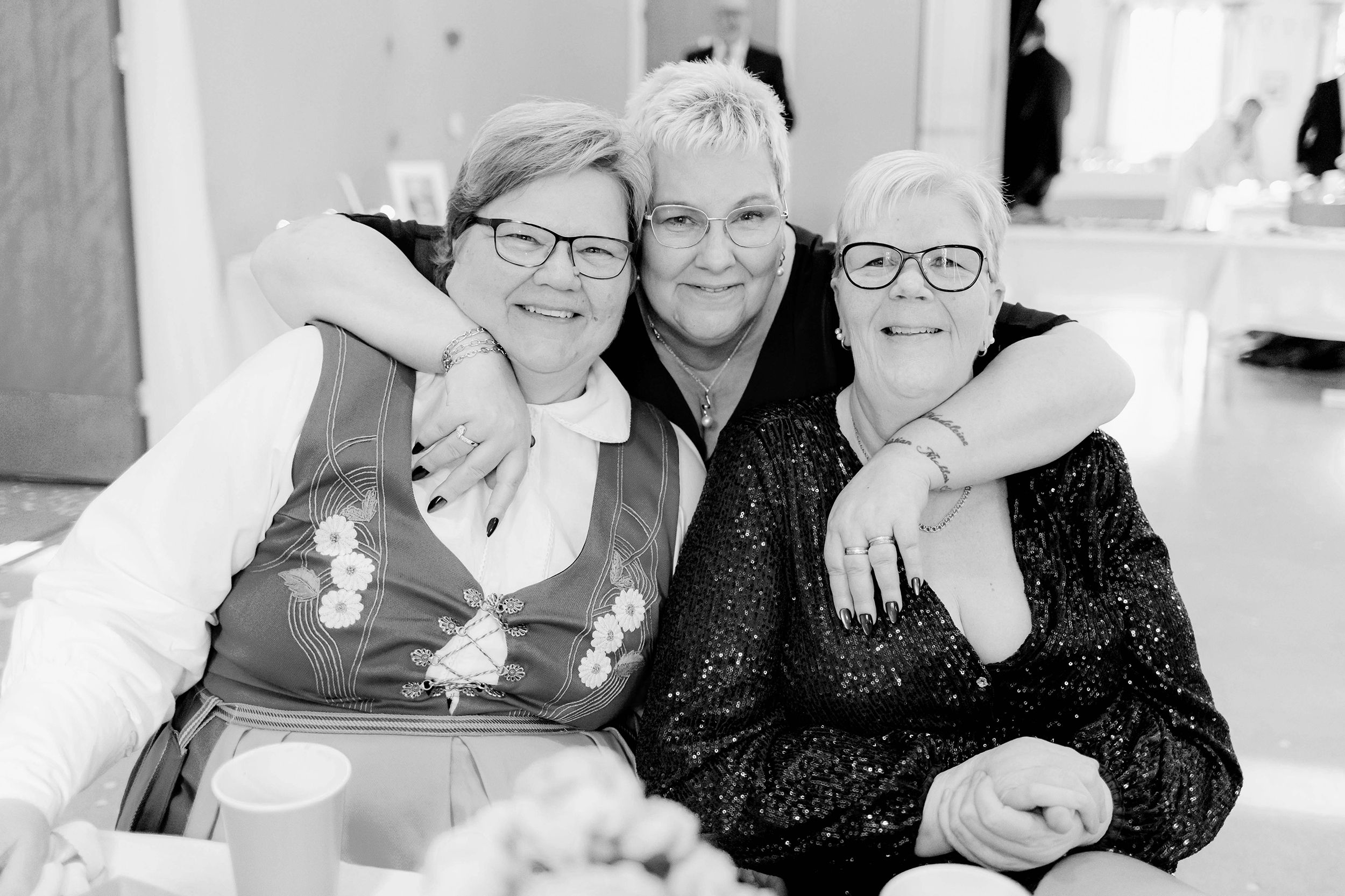 Johan och Alice bröllop i Mellösa kyrka och bröllopsfest i Vadsbro-Blacksta. Bröllopsfotograf Rebecca Nordin. Gäster.