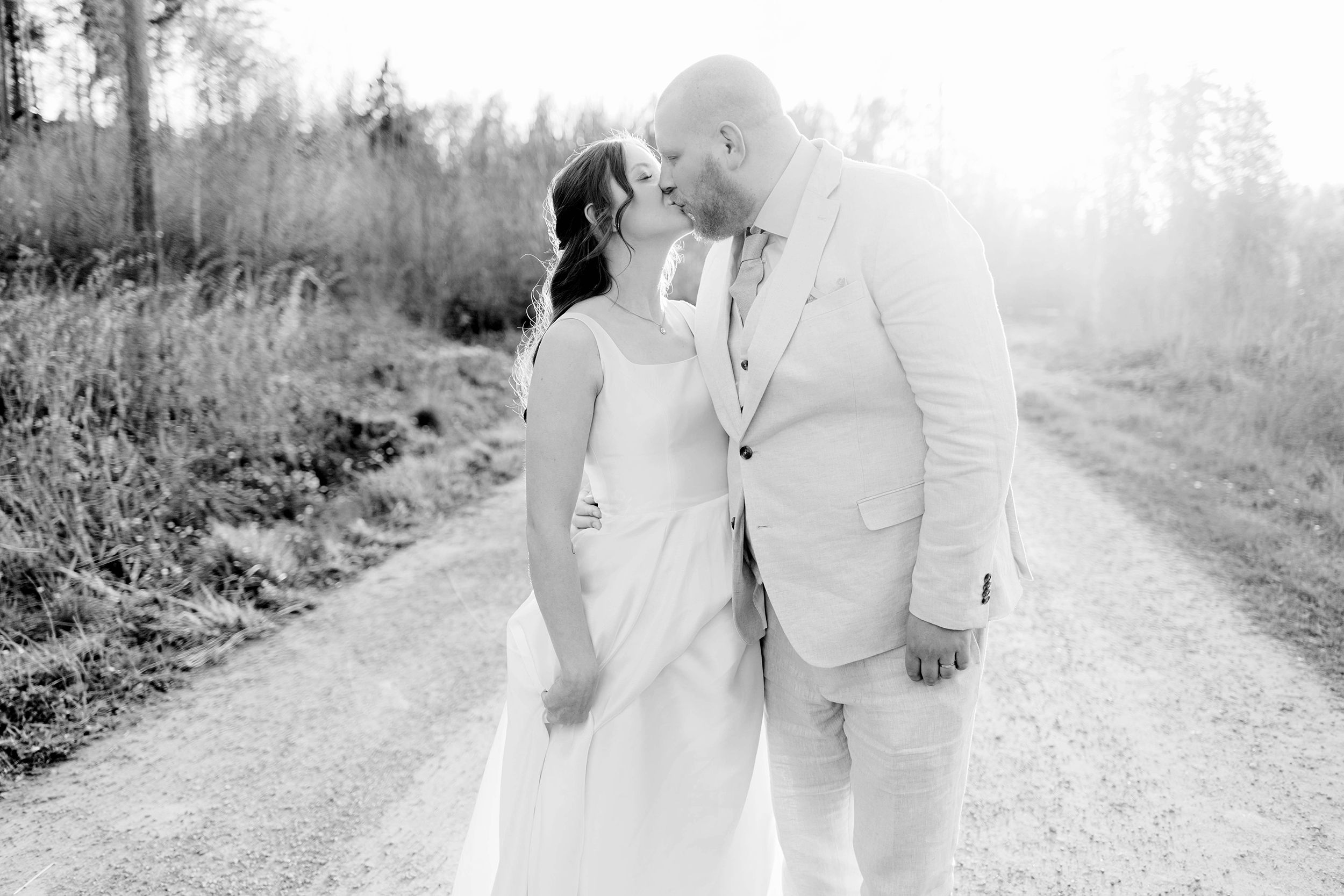 Johan och Alice bröllop i Mellösa kyrka och bröllopsfest i Vadsbro-Blacksta. Bröllopsfotograf Rebecca Nordin.