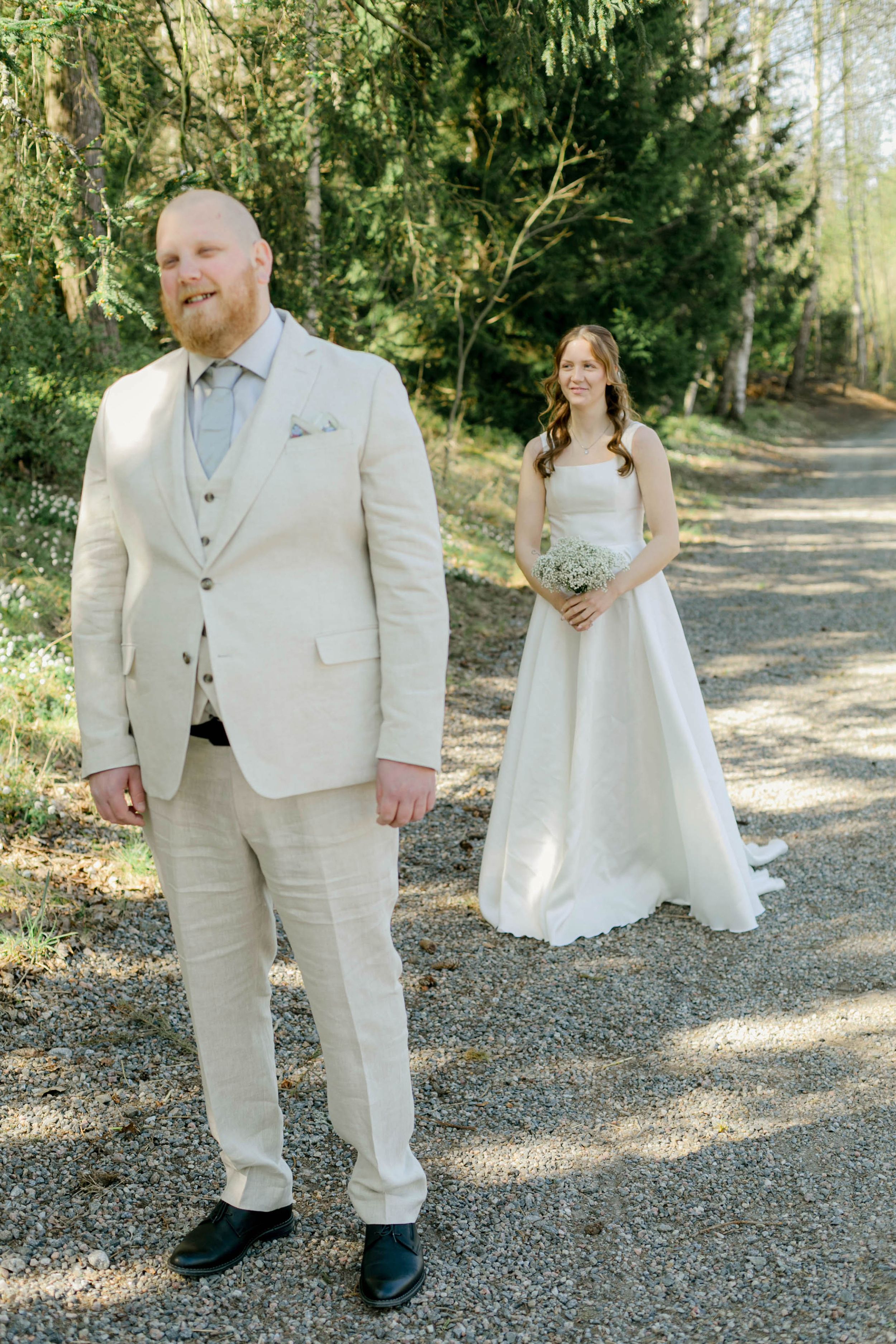 Johan och Alice bröllop i Mellösa kyrka och bröllopsfest i Vadsbro-Blacksta. Bröllopsfotograf Rebecca Nordin.
