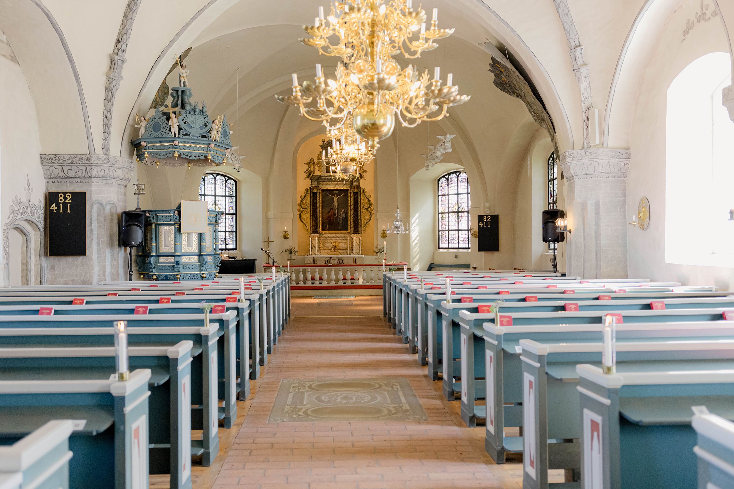 Johan och Alice bröllop i Mellösa kyrka och bröllopsfest i Vadsbro-Blacksta. Bröllopsfotograf Rebecca Nordin. Vigsel.