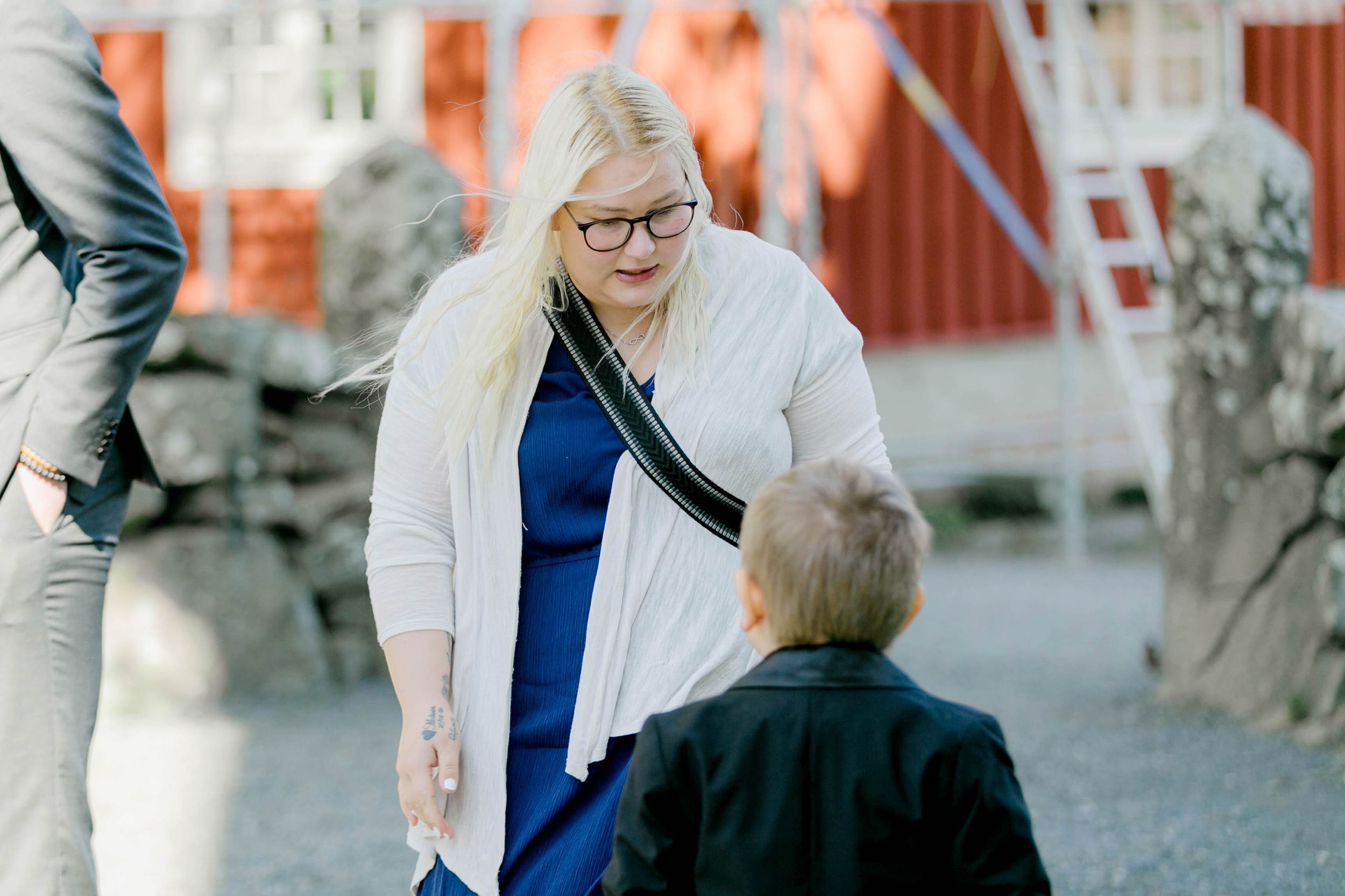 Johan och Alice bröllop i Mellösa kyrka och bröllopsfest i Vadsbro-Blacksta. Bröllopsfotograf Rebecca Nordin. Vigsel.