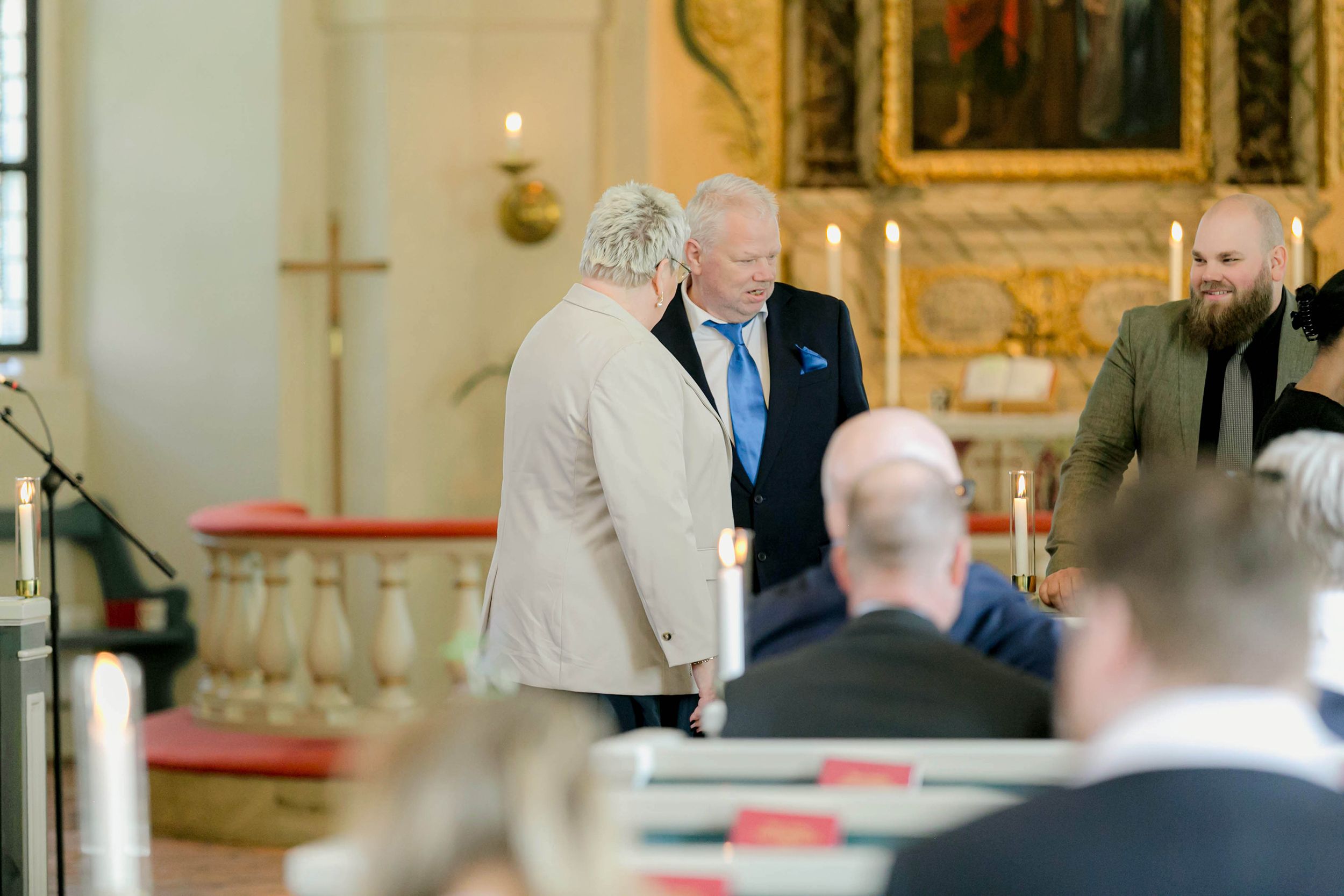 Johan och Alice bröllop i Mellösa kyrka och bröllopsfest i Vadsbro-Blacksta. Bröllopsfotograf Rebecca Nordin. Vigsel.