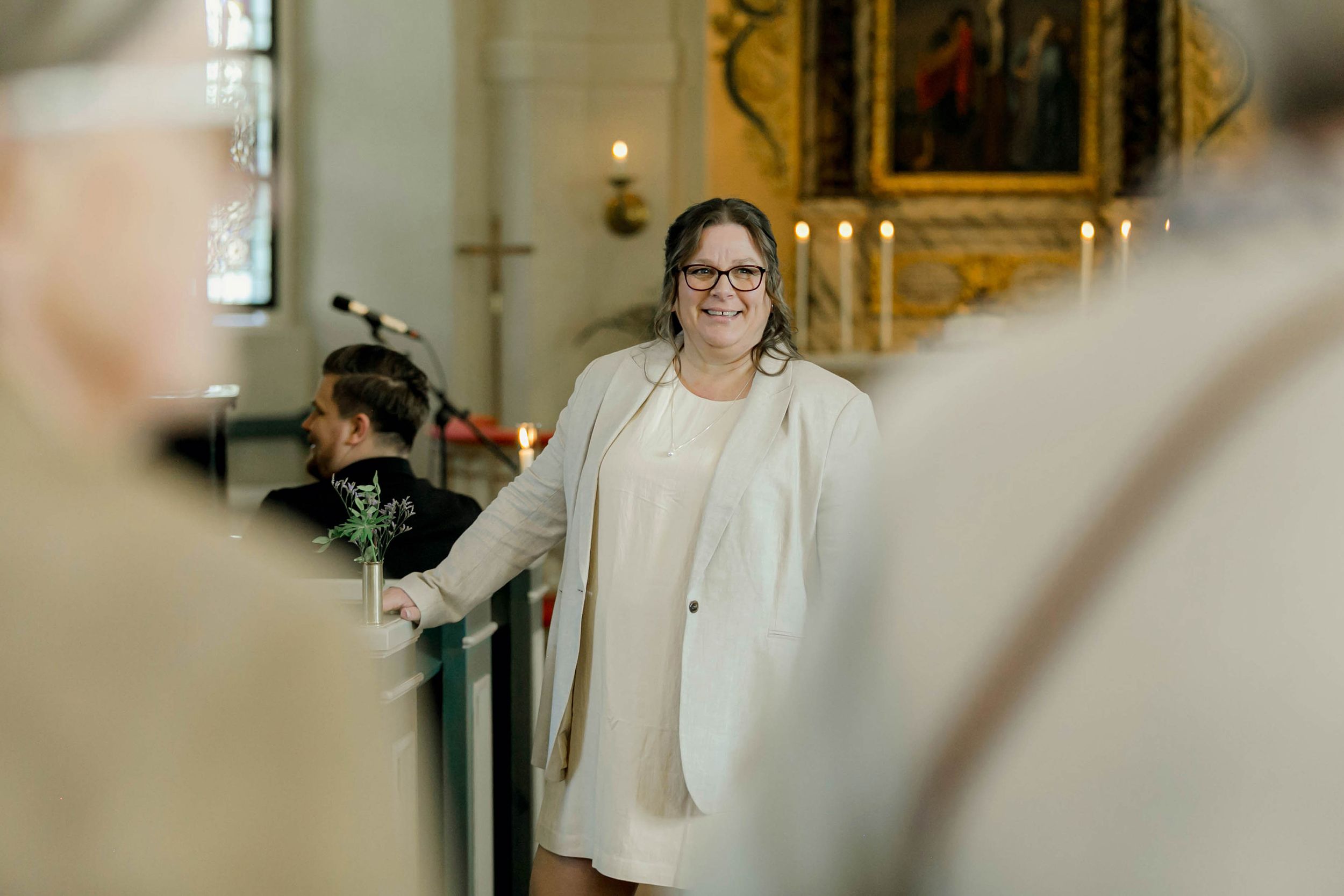 Johan och Alice bröllop i Mellösa kyrka och bröllopsfest i Vadsbro-Blacksta. Bröllopsfotograf Rebecca Nordin. Vigsel.