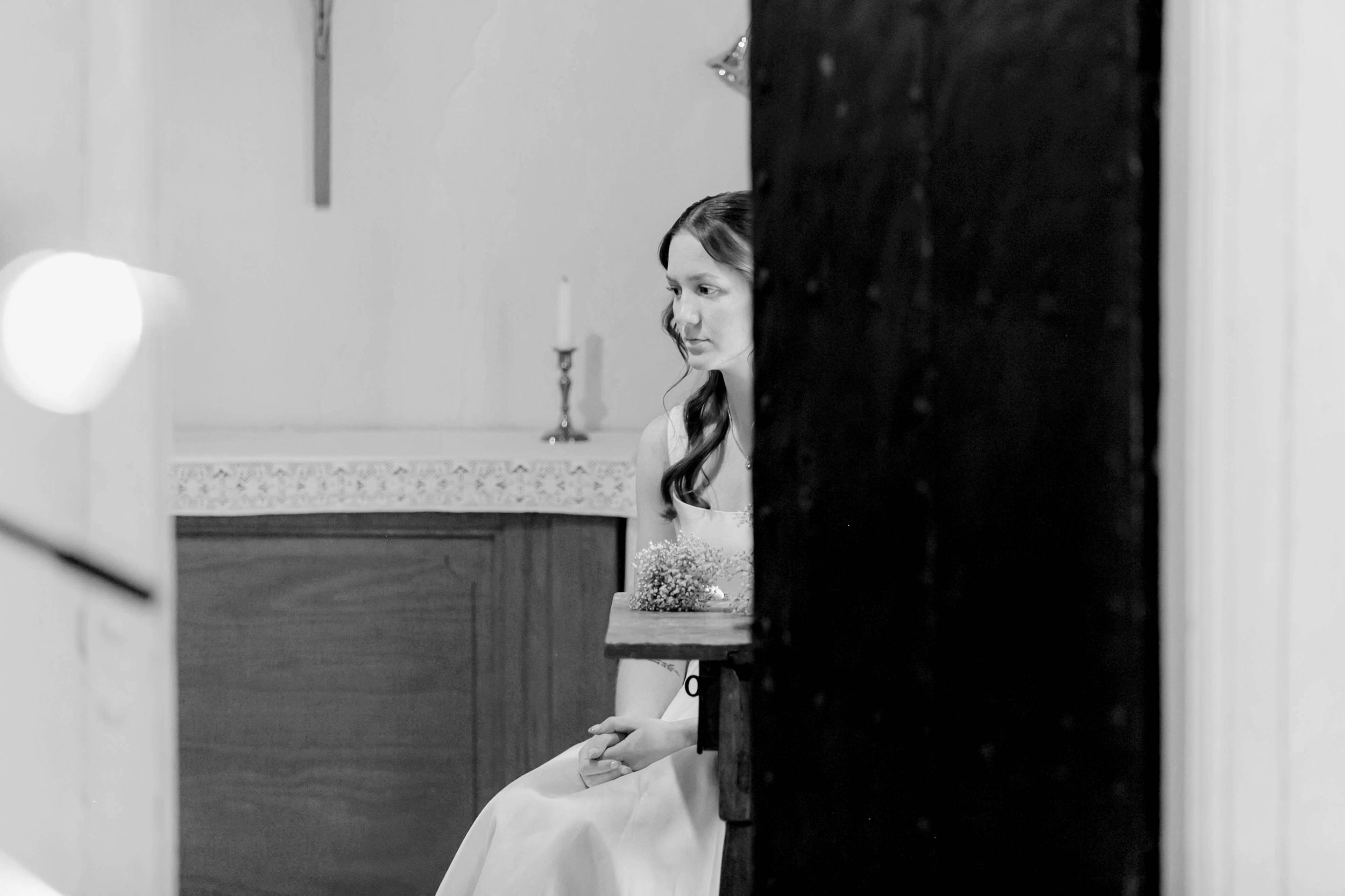 Johan och Alice bröllop i Mellösa kyrka och bröllopsfest i Vadsbro-Blacksta. Bröllopsfotograf Rebecca Nordin. Vigsel.