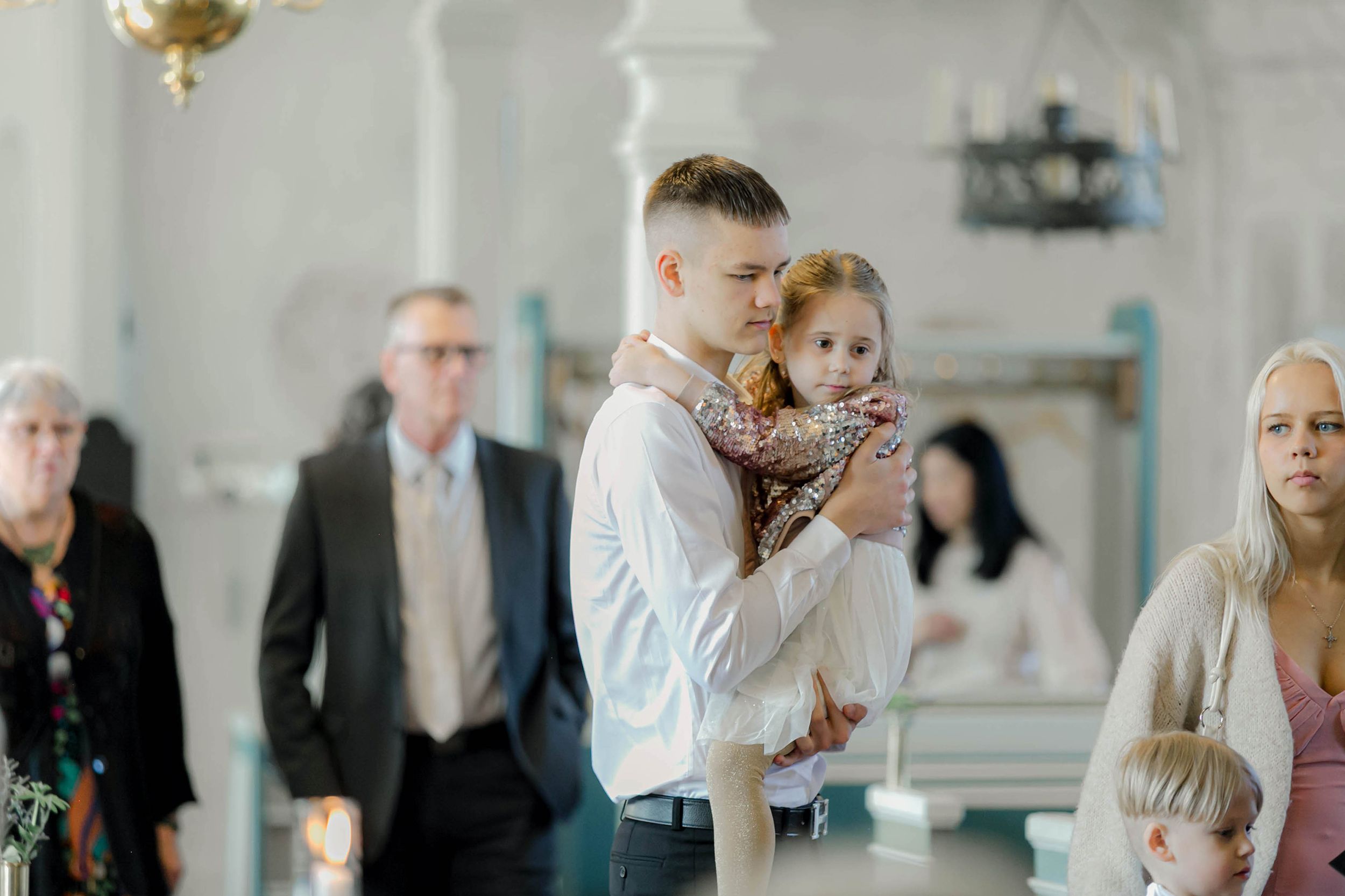 Johan och Alice bröllop i Mellösa kyrka och bröllopsfest i Vadsbro-Blacksta. Bröllopsfotograf Rebecca Nordin. Vigsel.