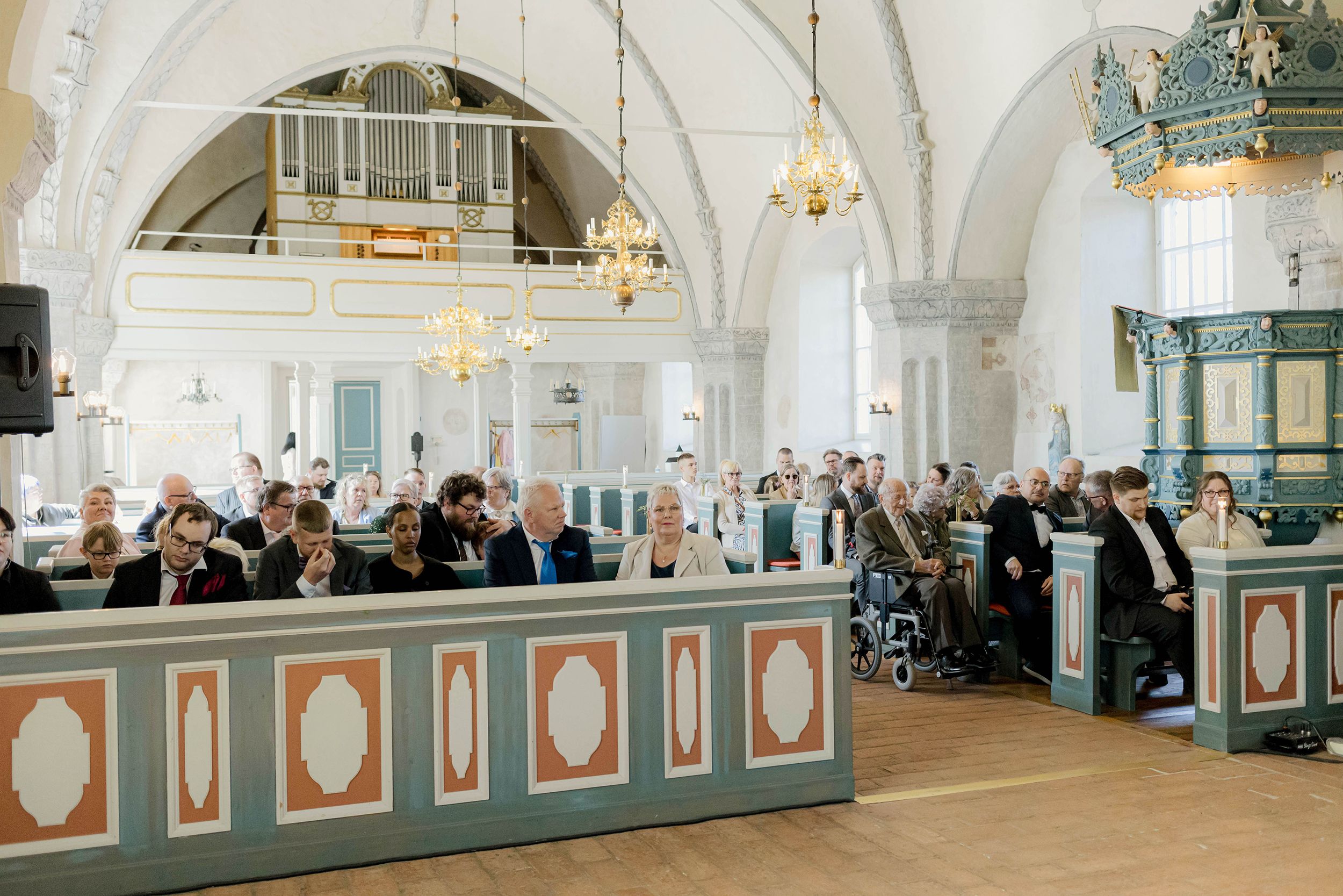 Johan och Alice bröllop i Mellösa kyrka och bröllopsfest i Vadsbro-Blacksta. Bröllopsfotograf Rebecca Nordin. Vigsel.