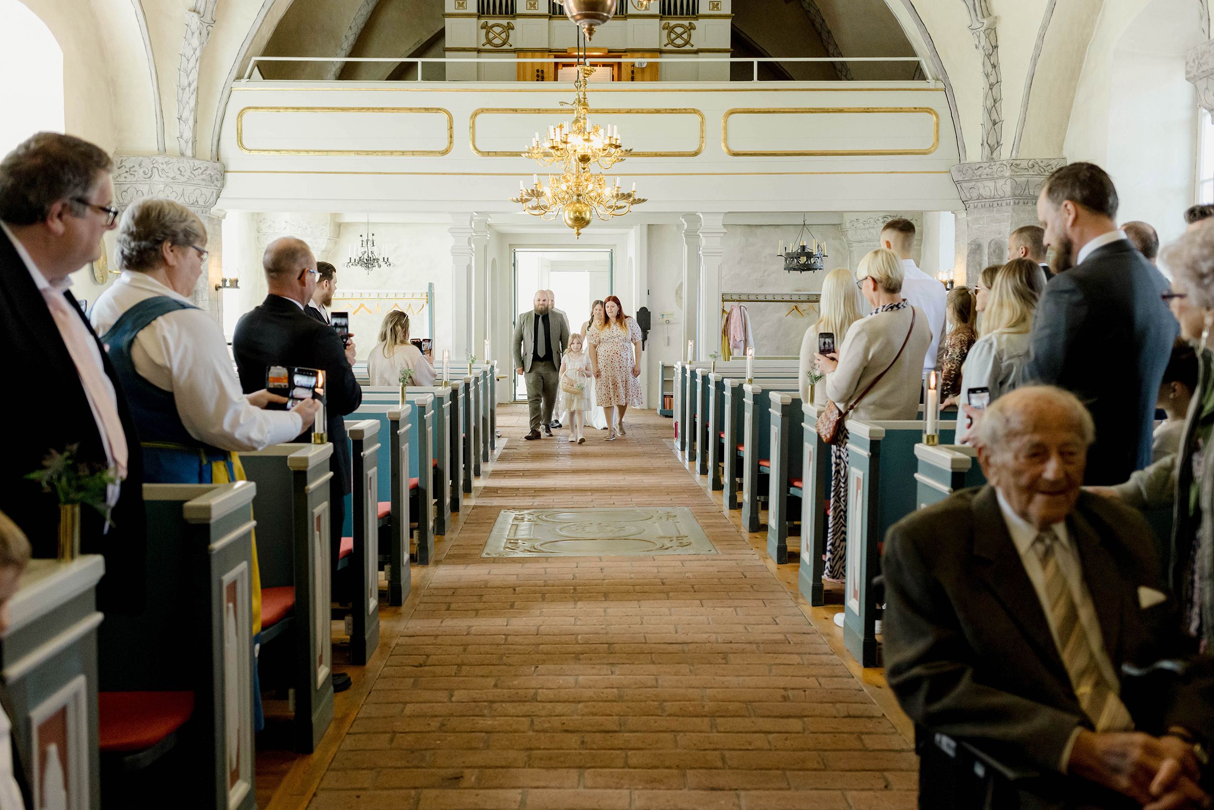 Johan och Alice bröllop i Mellösa kyrka och bröllopsfest i Vadsbro-Blacksta. Bröllopsfotograf Rebecca Nordin. Vigsel.