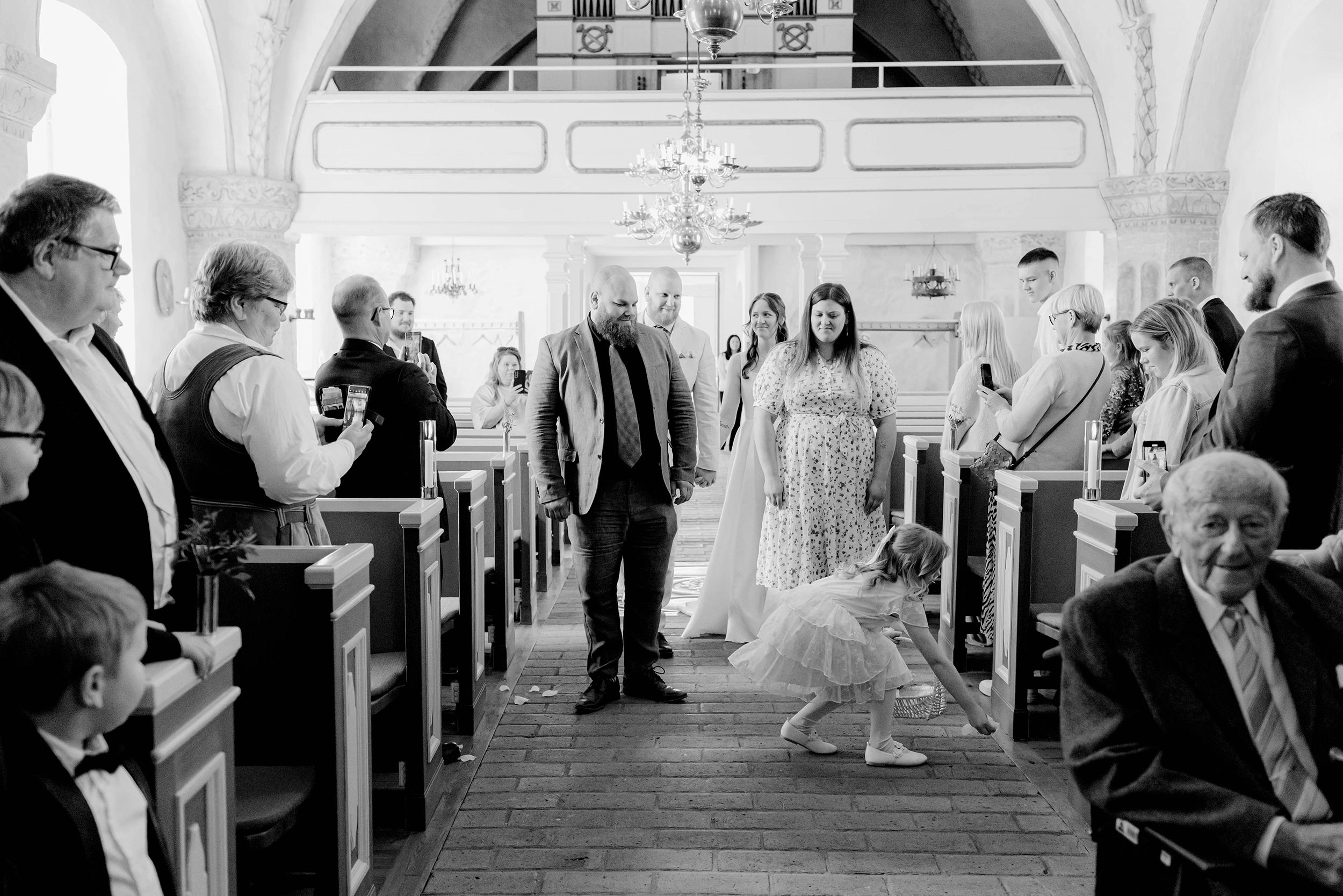 Johan och Alice bröllop i Mellösa kyrka och bröllopsfest i Vadsbro-Blacksta. Bröllopsfotograf Rebecca Nordin. Vigsel.