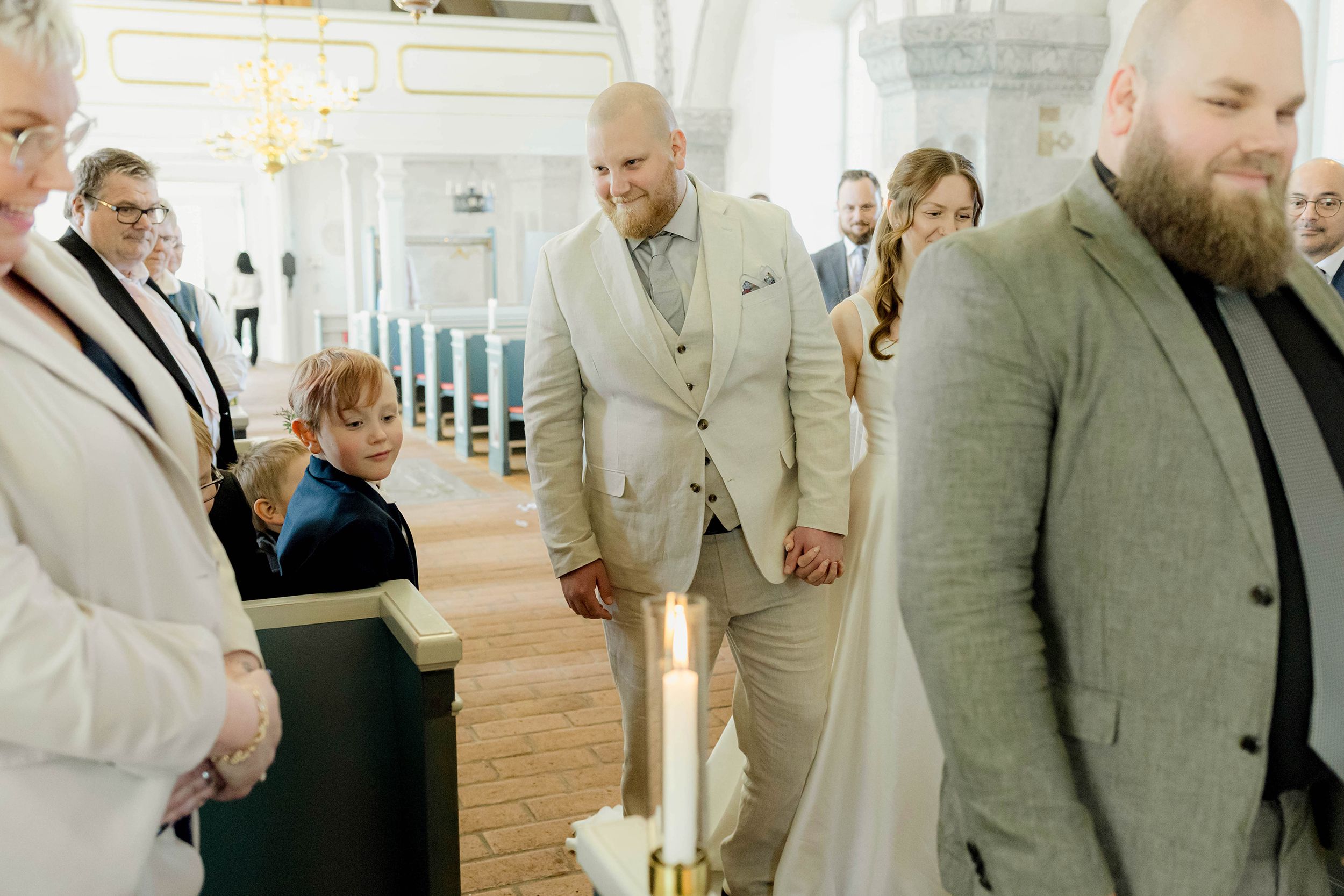 Johan och Alice bröllop i Mellösa kyrka och bröllopsfest i Vadsbro-Blacksta. Bröllopsfotograf Rebecca Nordin. Vigsel.