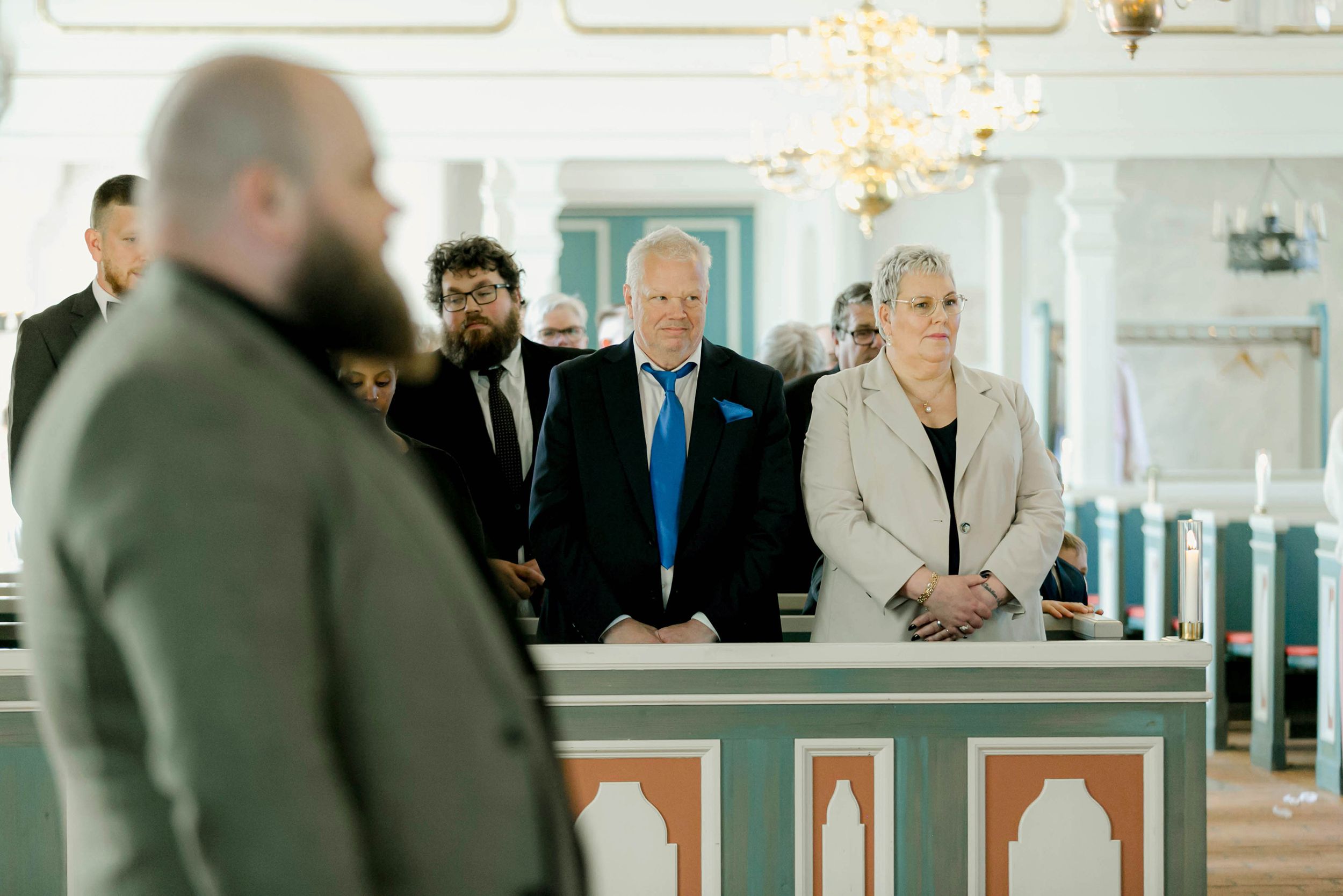 Johan och Alice bröllop i Mellösa kyrka och bröllopsfest i Vadsbro-Blacksta. Bröllopsfotograf Rebecca Nordin. Vigsel.