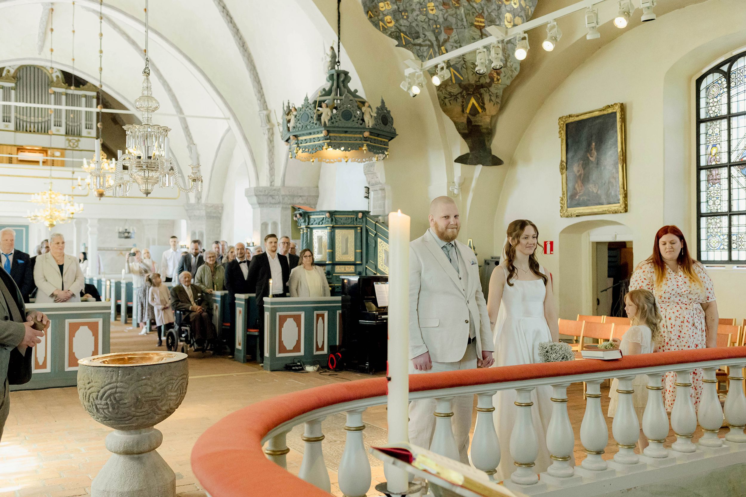 Johan och Alice bröllop i Mellösa kyrka och bröllopsfest i Vadsbro-Blacksta. Bröllopsfotograf Rebecca Nordin. Vigsel.