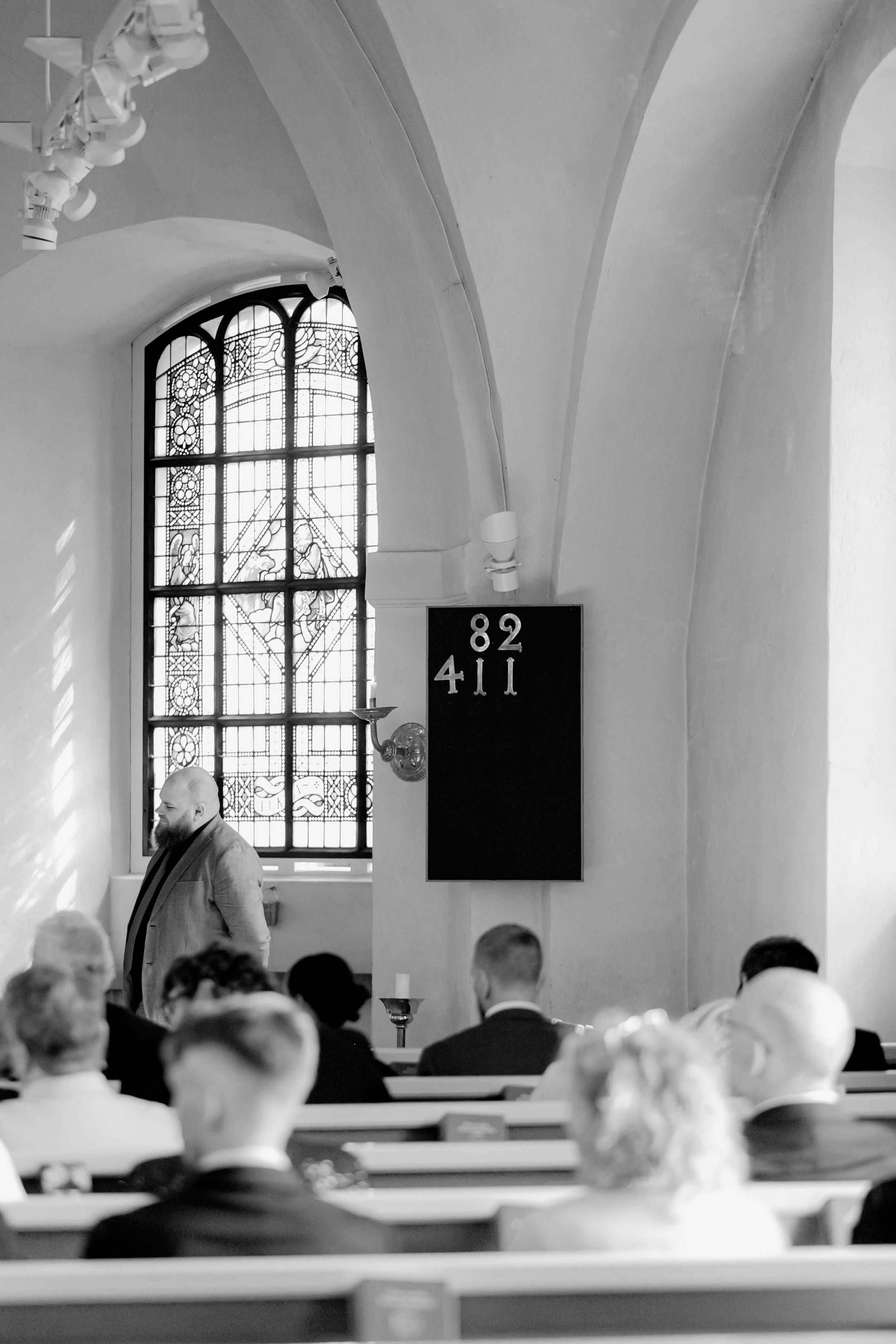 Johan och Alice bröllop i Mellösa kyrka och bröllopsfest i Vadsbro-Blacksta. Bröllopsfotograf Rebecca Nordin. Vigsel.