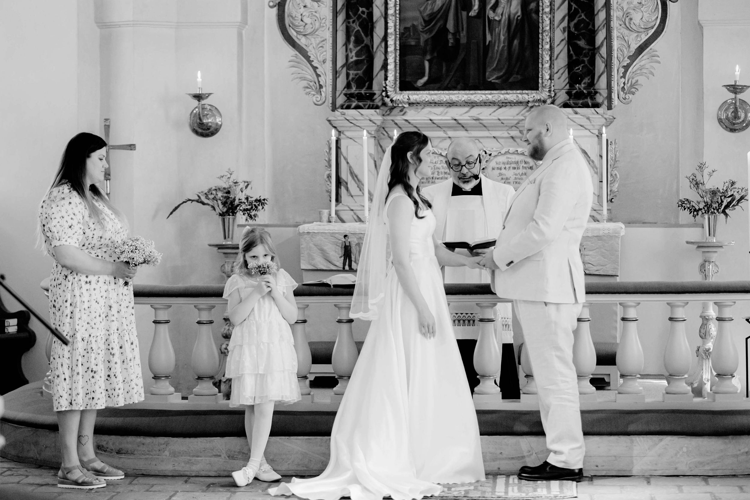 Johan och Alice bröllop i Mellösa kyrka och bröllopsfest i Vadsbro-Blacksta. Bröllopsfotograf Rebecca Nordin. Vigsel.