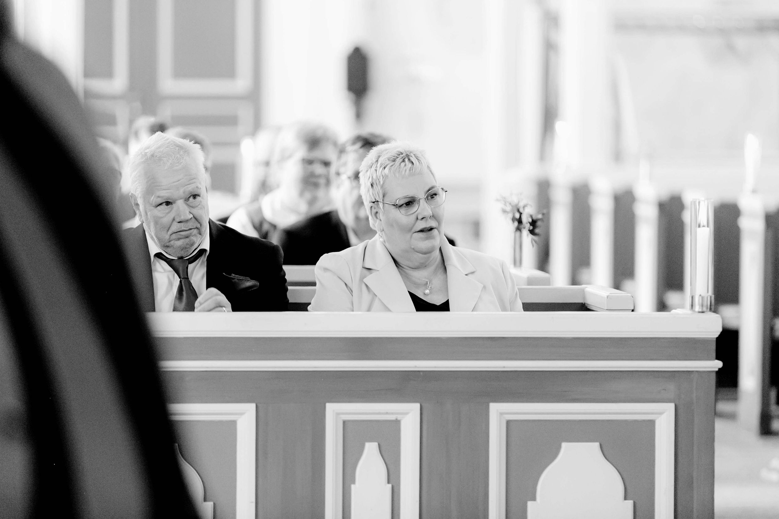 Johan och Alice bröllop i Mellösa kyrka och bröllopsfest i Vadsbro-Blacksta. Bröllopsfotograf Rebecca Nordin. Vigsel.