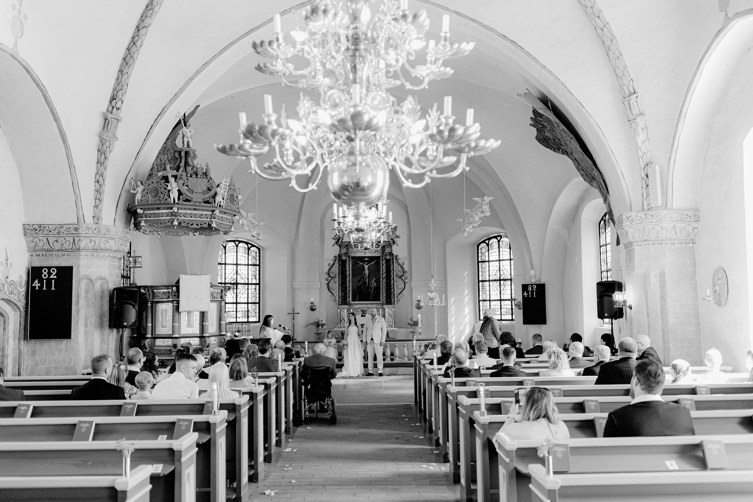 Johan och Alice bröllop i Mellösa kyrka och bröllopsfest i Vadsbro-Blacksta. Bröllopsfotograf Rebecca Nordin. Vigsel.