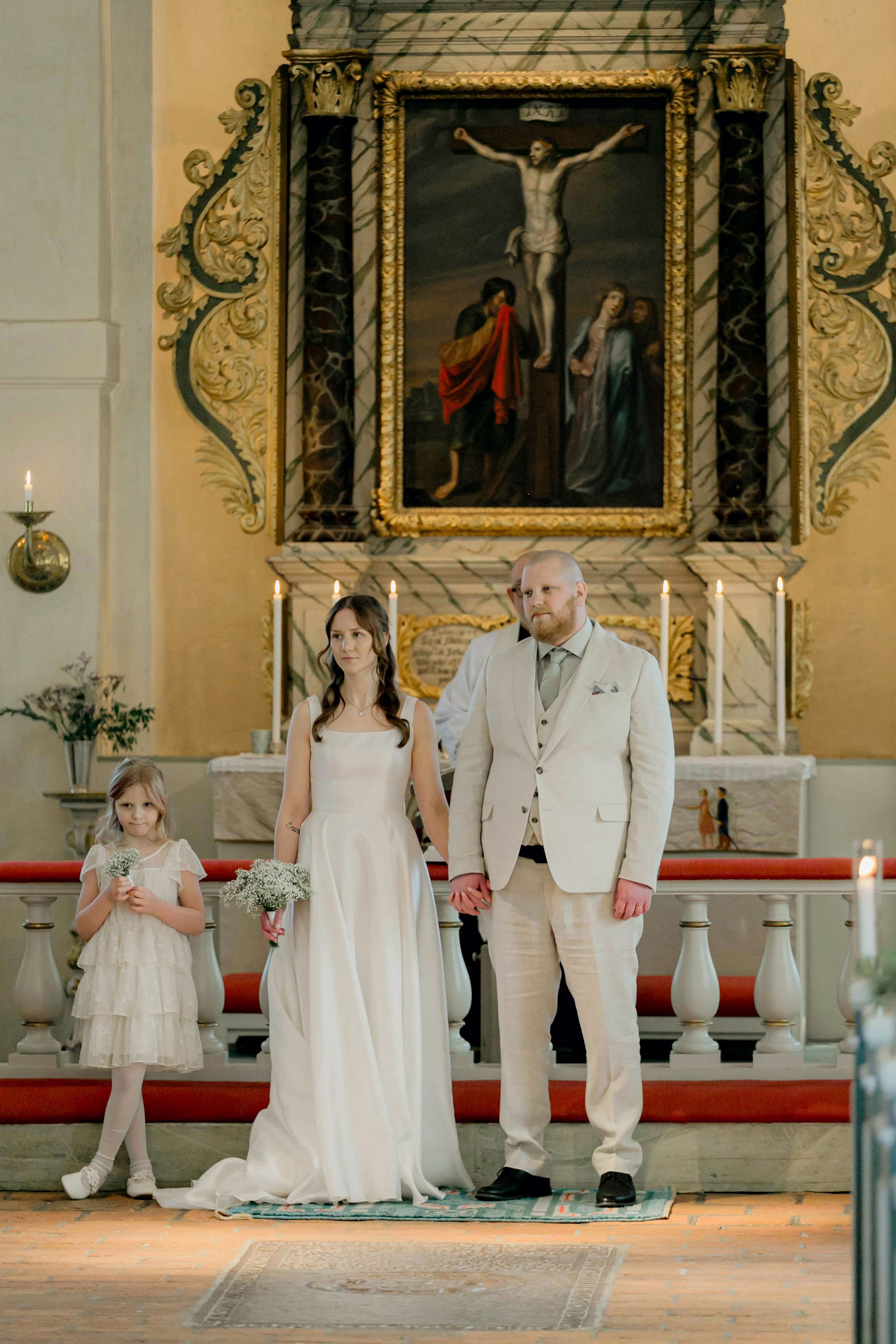 Johan och Alice bröllop i Mellösa kyrka och bröllopsfest i Vadsbro-Blacksta. Bröllopsfotograf Rebecca Nordin. Vigsel.