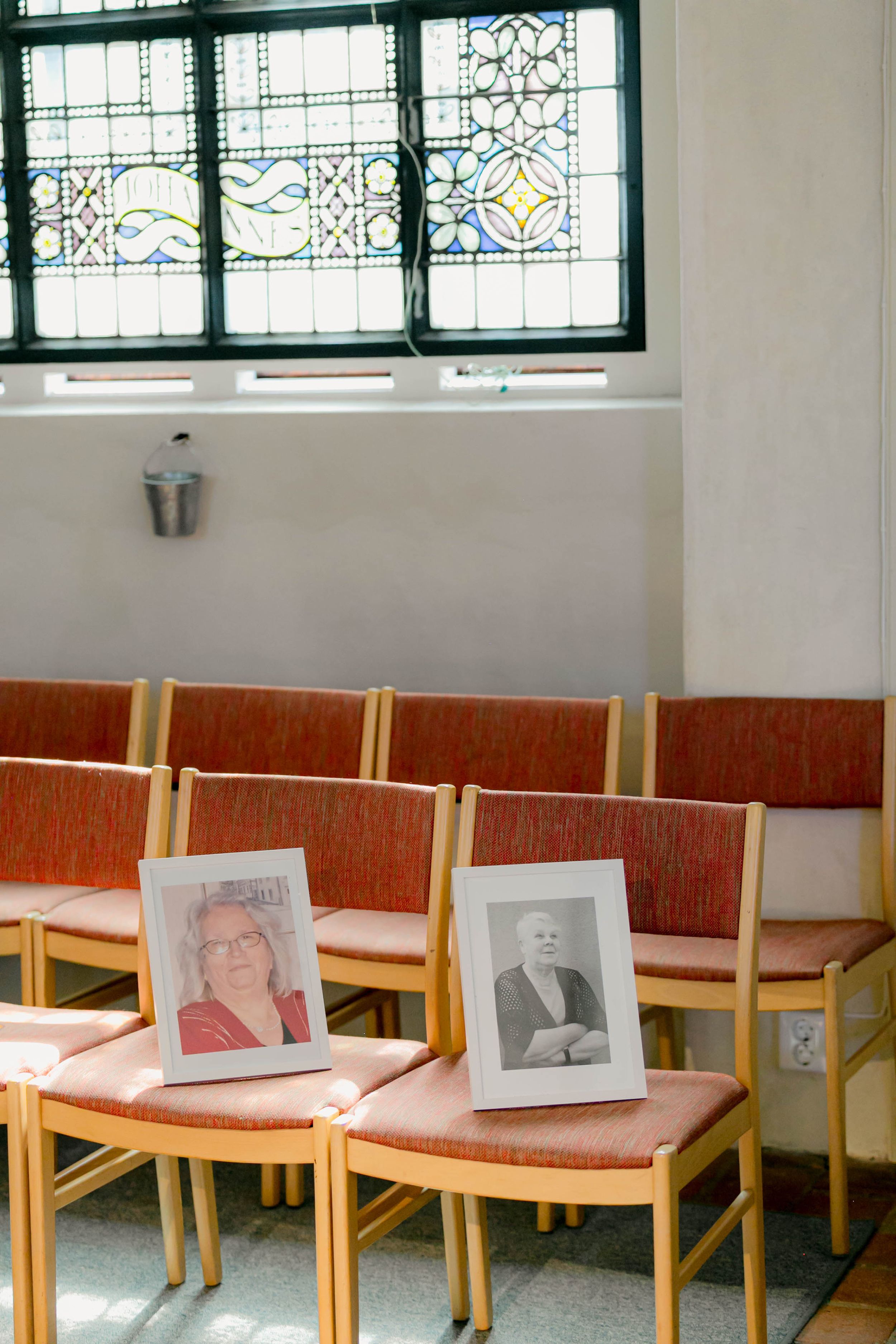 Johan och Alice bröllop i Mellösa kyrka och bröllopsfest i Vadsbro-Blacksta. Bröllopsfotograf Rebecca Nordin. Vigsel.