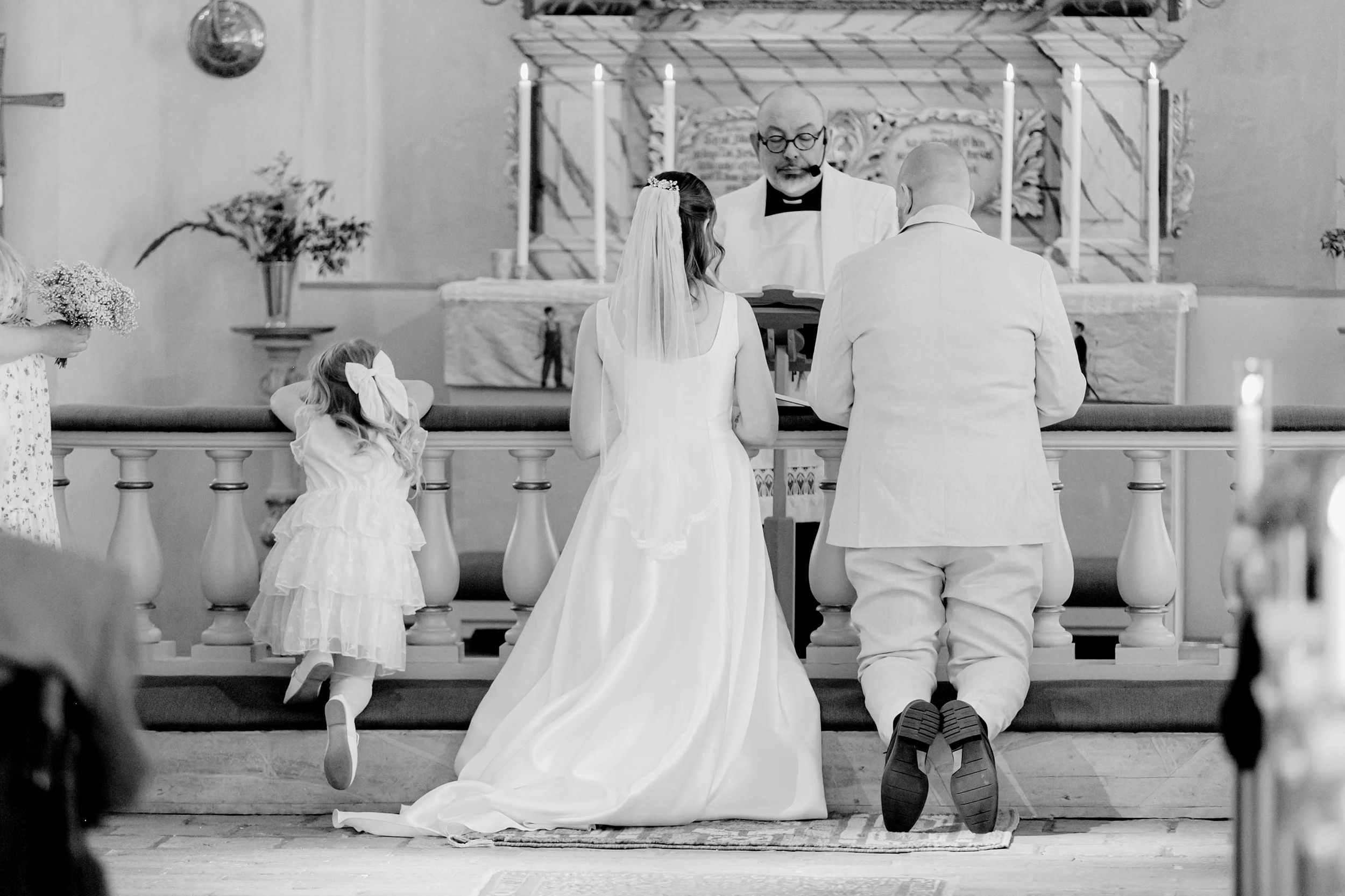 Johan och Alice bröllop i Mellösa kyrka och bröllopsfest i Vadsbro-Blacksta. Bröllopsfotograf Rebecca Nordin. Vigsel.