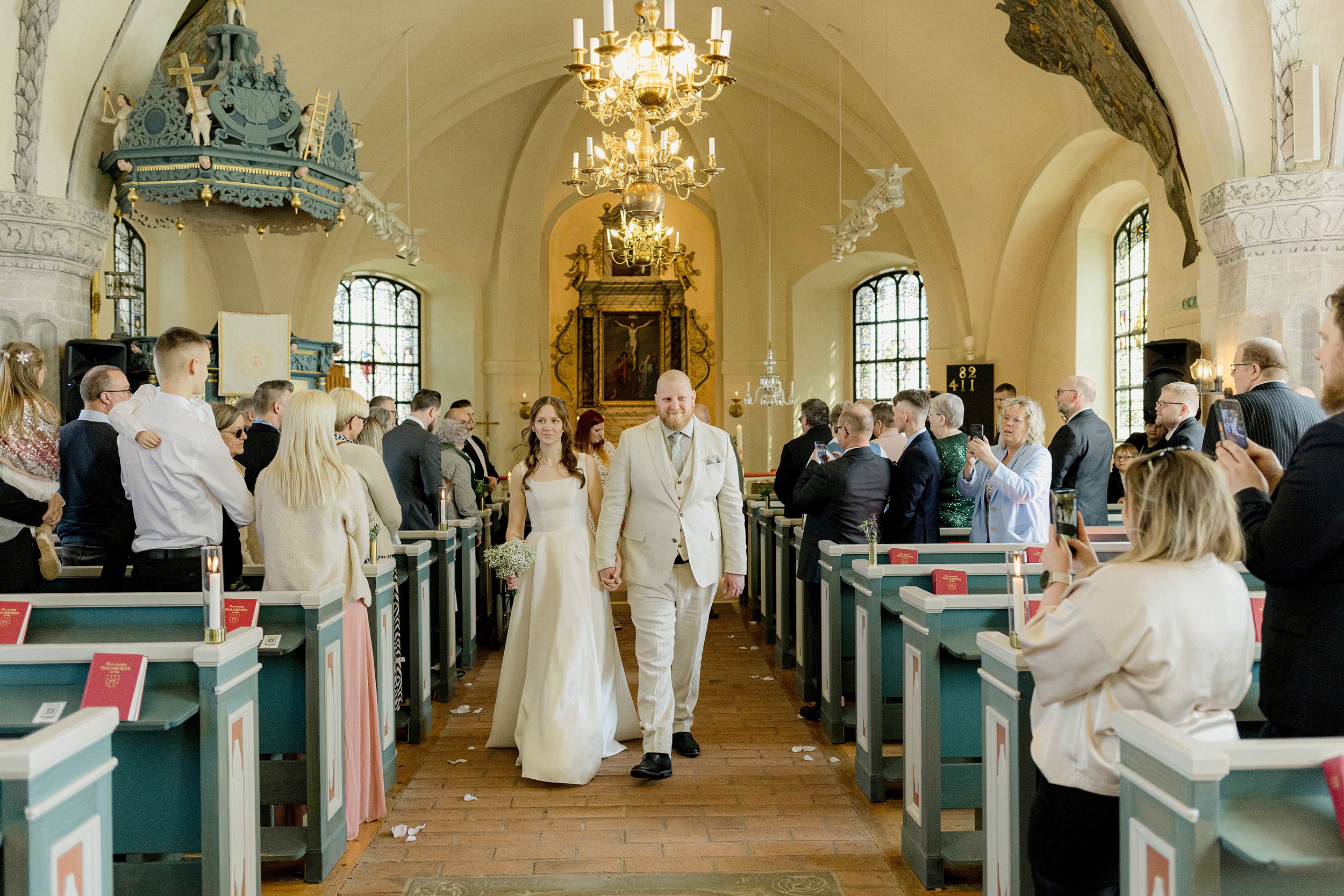 Johan och Alice bröllop i Mellösa kyrka och bröllopsfest i Vadsbro-Blacksta. Bröllopsfotograf Rebecca Nordin. Vigsel.