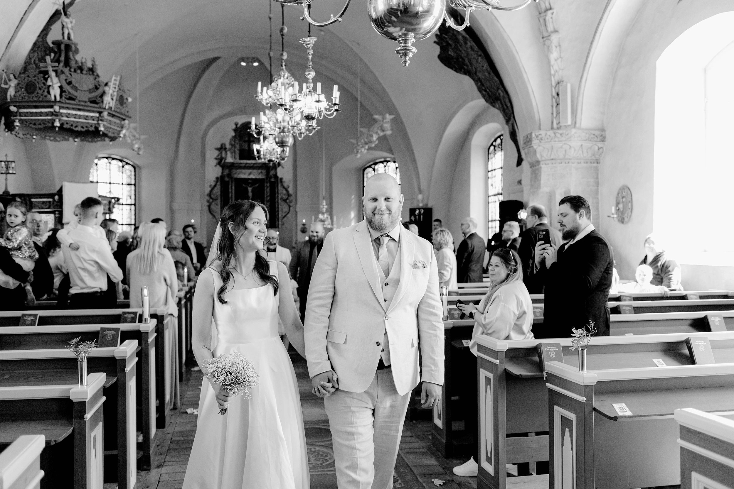 Johan och Alice bröllop i Mellösa kyrka och bröllopsfest i Vadsbro-Blacksta. Bröllopsfotograf Rebecca Nordin. Vigsel.