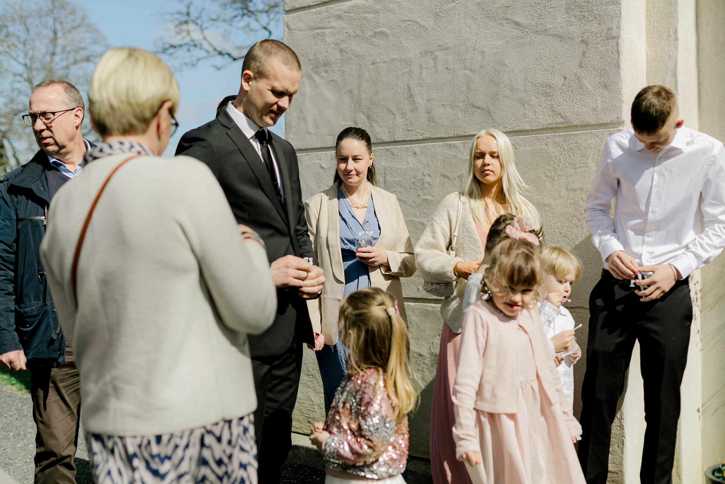 Johan och Alice bröllop i Mellösa kyrka och bröllopsfest i Vadsbro-Blacksta. Bröllopsfotograf Rebecca Nordin.