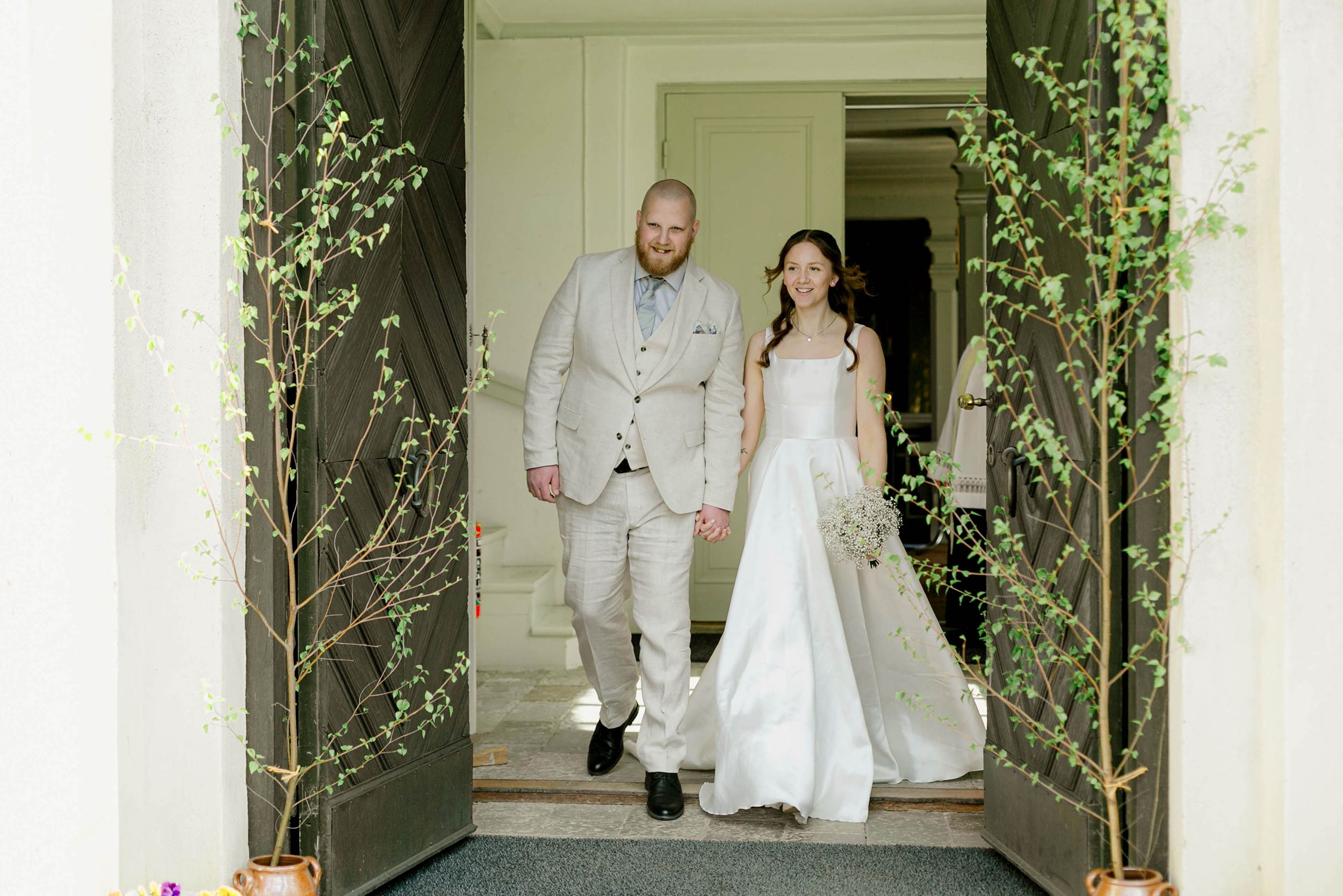 Johan och Alice bröllop i Mellösa kyrka och bröllopsfest i Vadsbro-Blacksta. Bröllopsfotograf Rebecca Nordin.