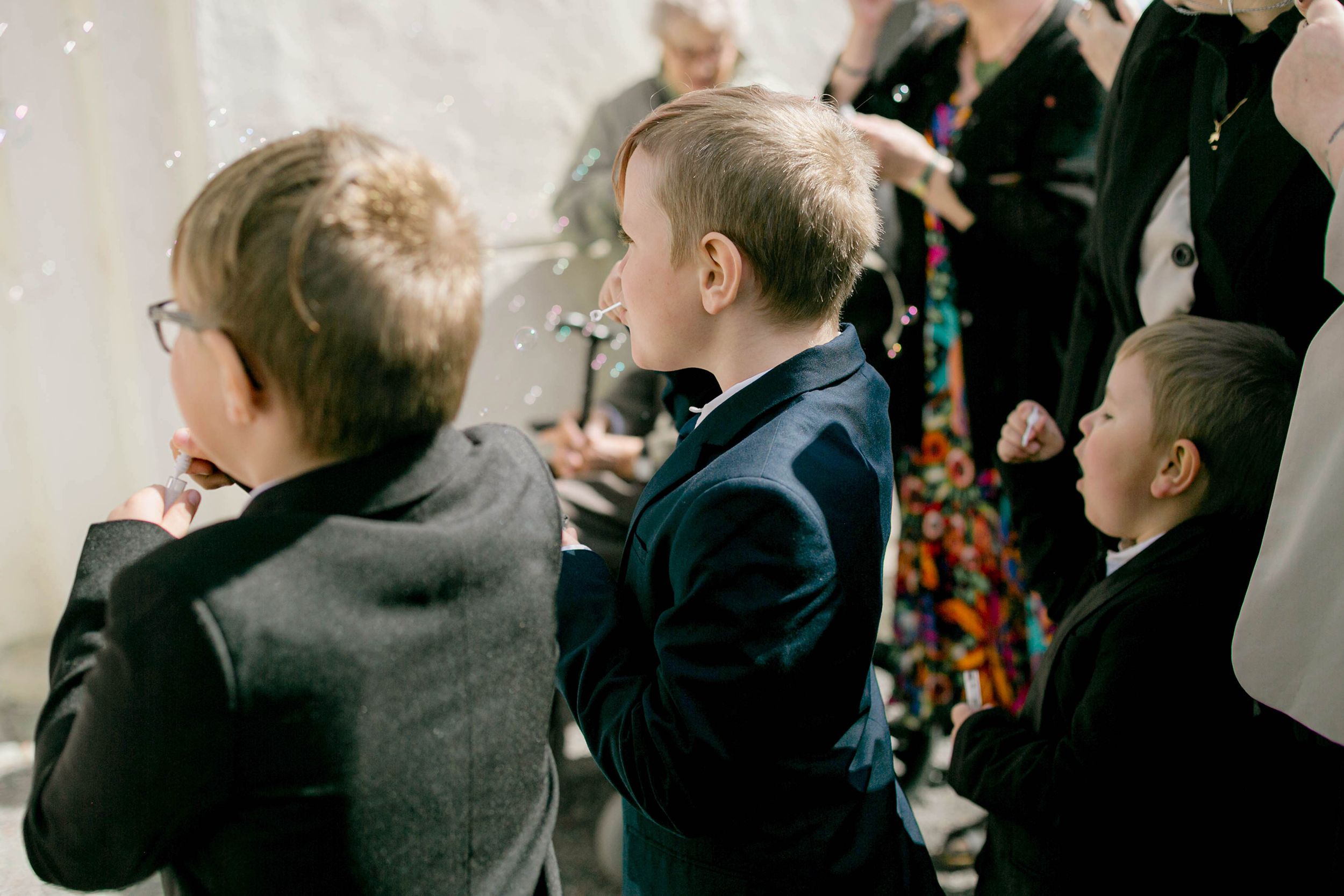 Johan och Alice bröllop i Mellösa kyrka och bröllopsfest i Vadsbro-Blacksta. Bröllopsfotograf Rebecca Nordin.