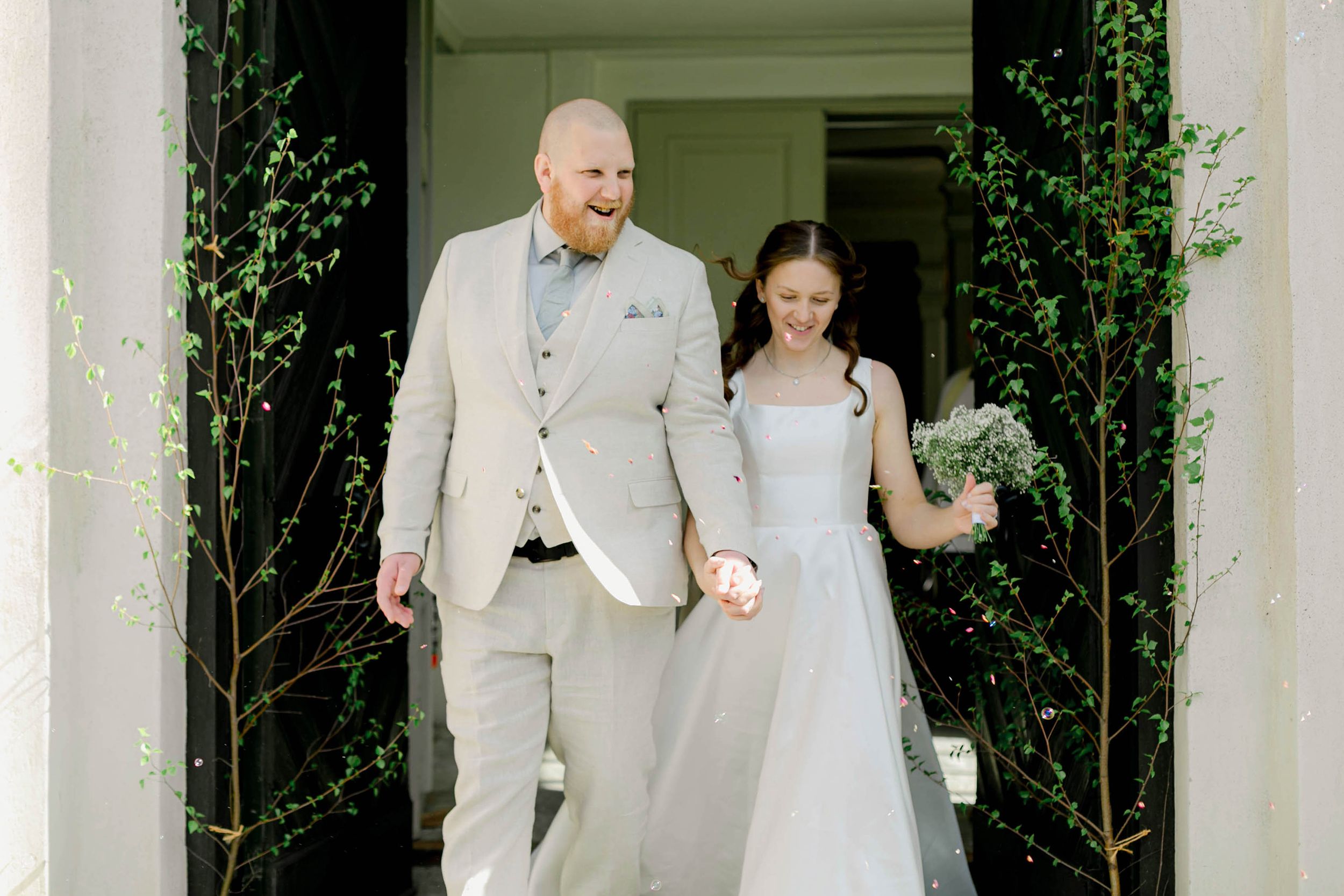 Johan och Alice bröllop i Mellösa kyrka och bröllopsfest i Vadsbro-Blacksta. Bröllopsfotograf Rebecca Nordin.