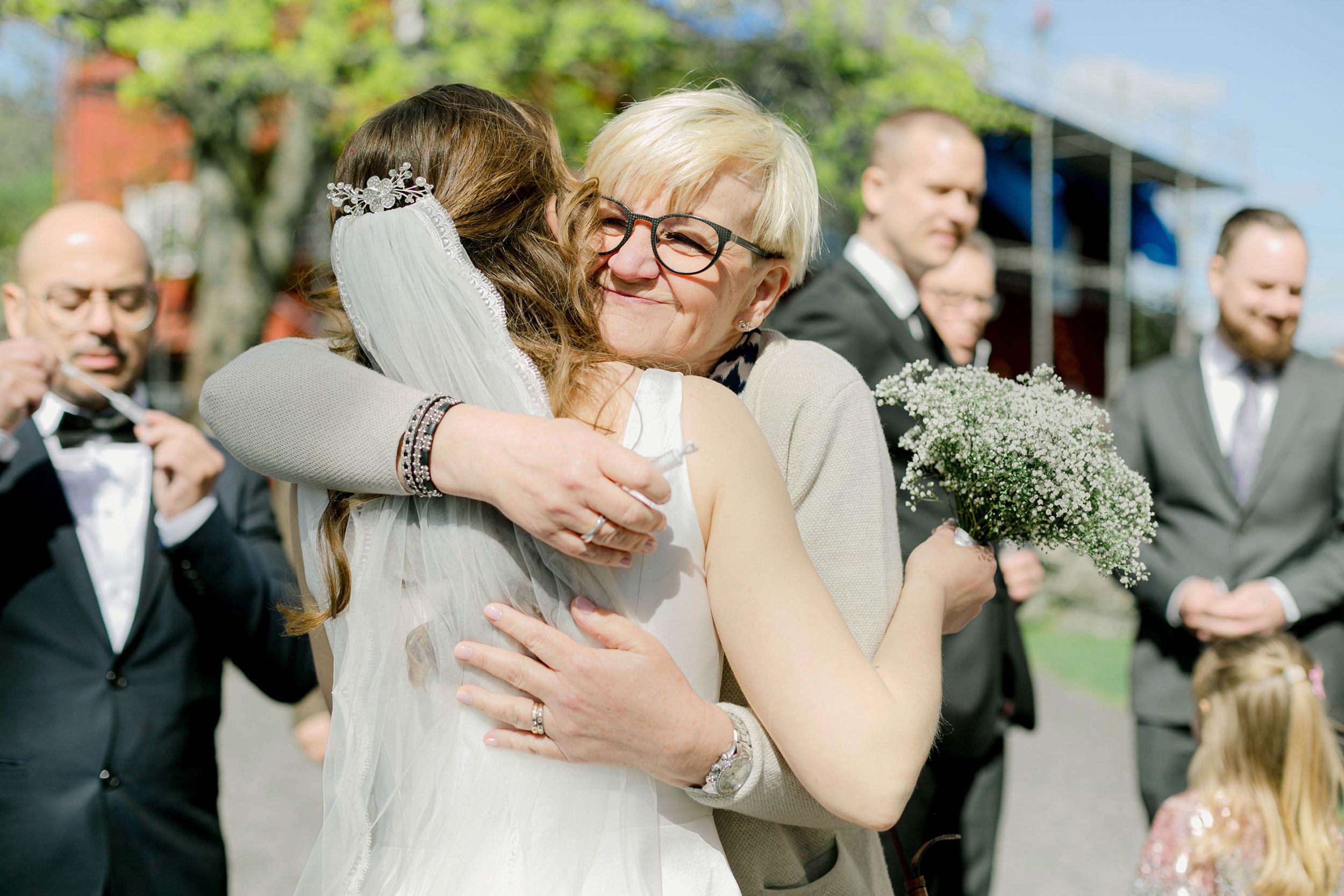 Johan och Alice bröllop i Mellösa kyrka och bröllopsfest i Vadsbro-Blacksta. Bröllopsfotograf Rebecca Nordin.