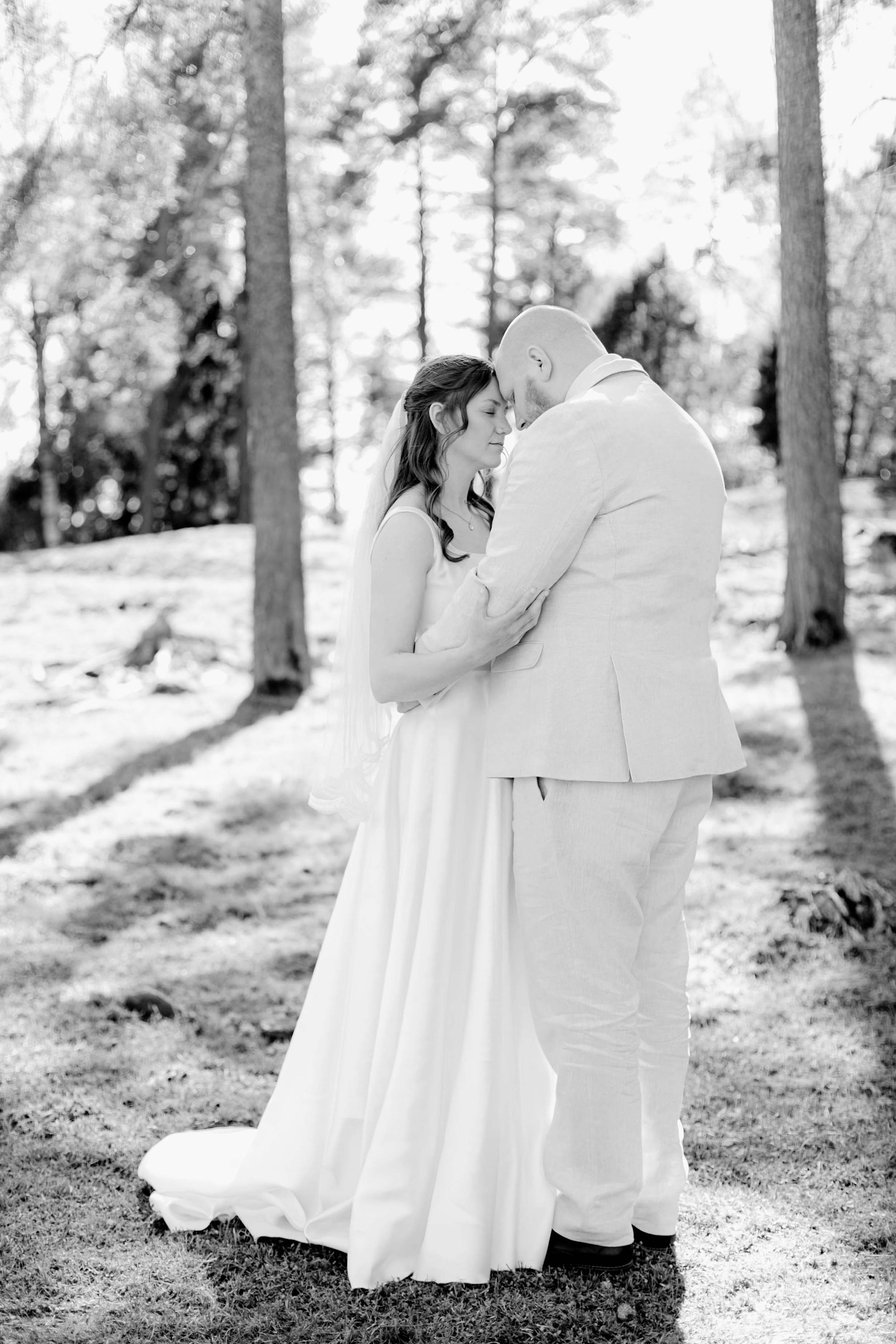 Johan och Alice bröllop i Mellösa kyrka och bröllopsfest i Vadsbro-Blacksta. Bröllopsfotograf Rebecca Nordin.