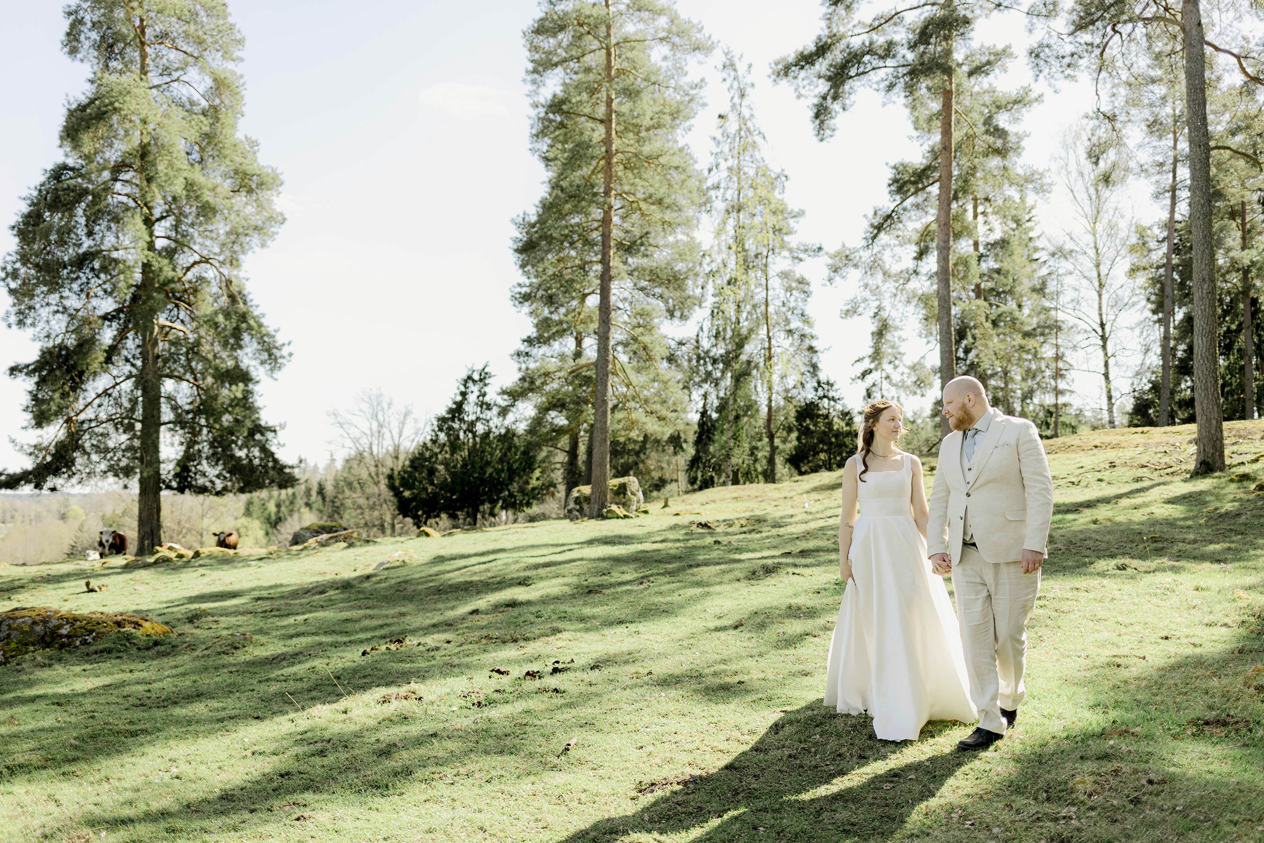 Johan och Alice bröllop i Mellösa kyrka och bröllopsfest i Vadsbro-Blacksta. Bröllopsfotograf Rebecca Nordin.