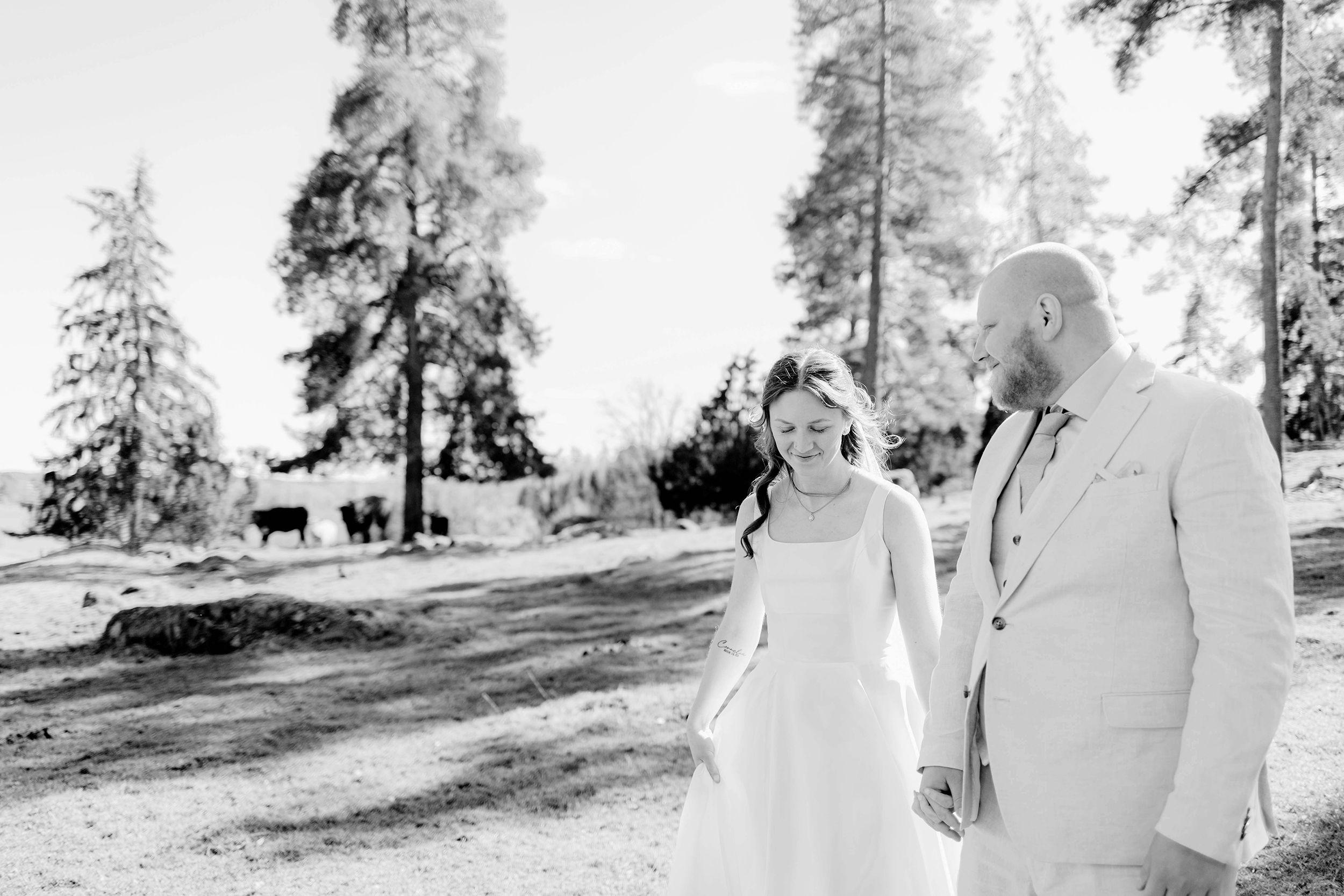 Johan och Alice bröllop i Mellösa kyrka och bröllopsfest i Vadsbro-Blacksta. Bröllopsfotograf Rebecca Nordin.