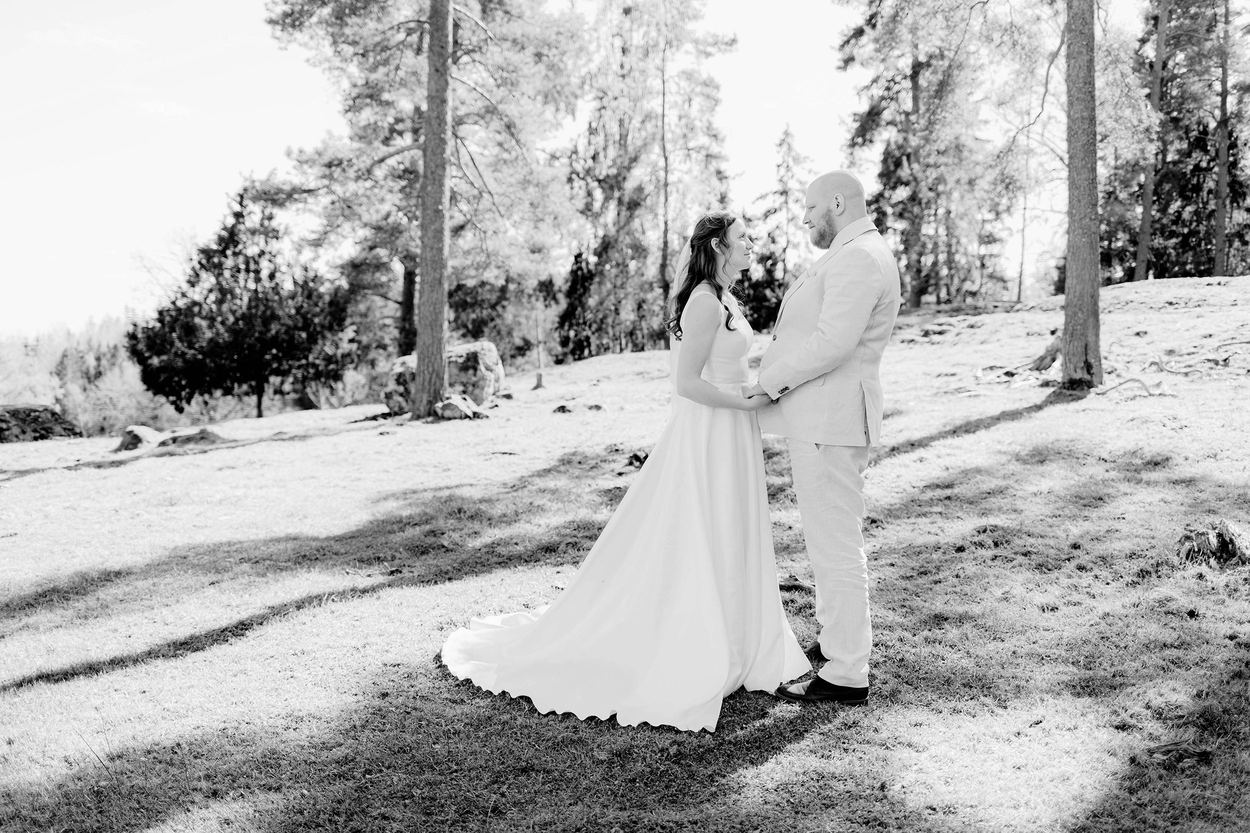 Johan och Alice bröllop i Mellösa kyrka och bröllopsfest i Vadsbro-Blacksta. Bröllopsfotograf Rebecca Nordin.