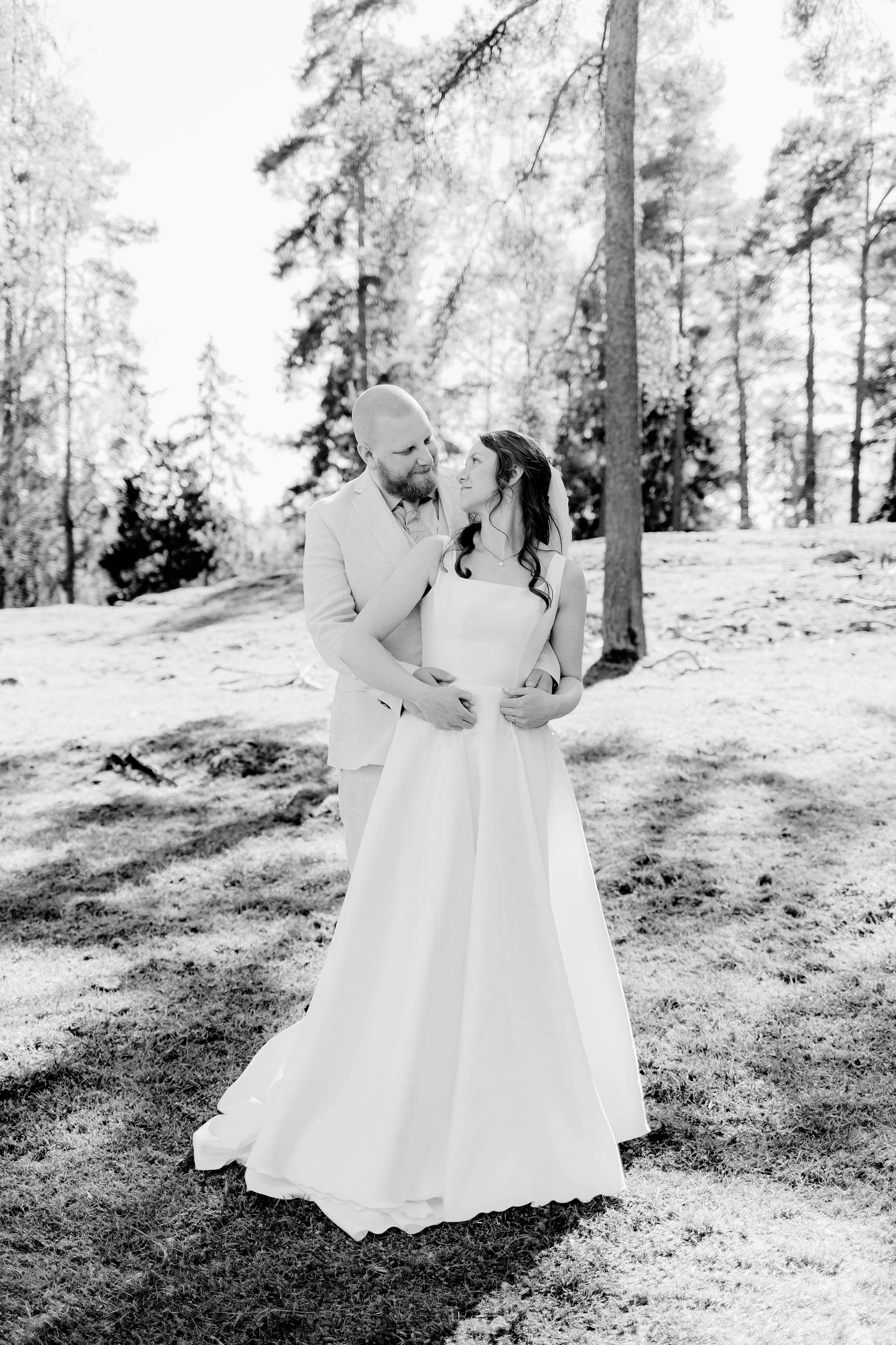 Johan och Alice bröllop i Mellösa kyrka och bröllopsfest i Vadsbro-Blacksta. Bröllopsfotograf Rebecca Nordin.