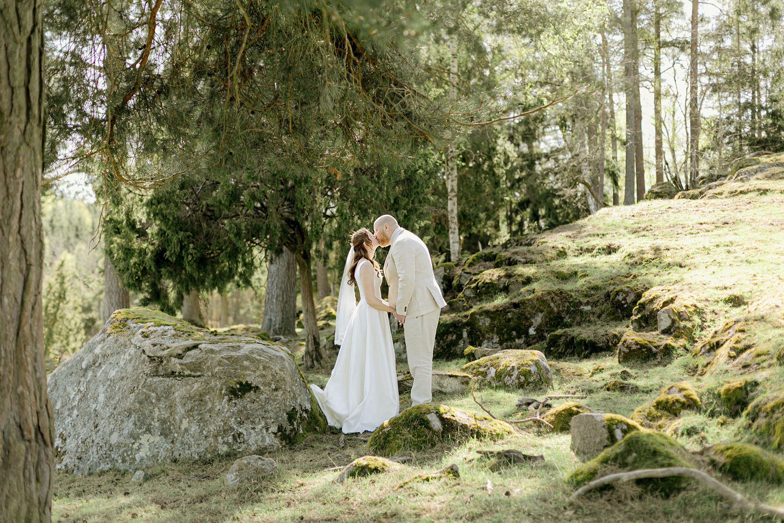 Johan och Alice bröllop i Mellösa kyrka och bröllopsfest i Vadsbro-Blacksta. Bröllopsfotograf Rebecca Nordin.