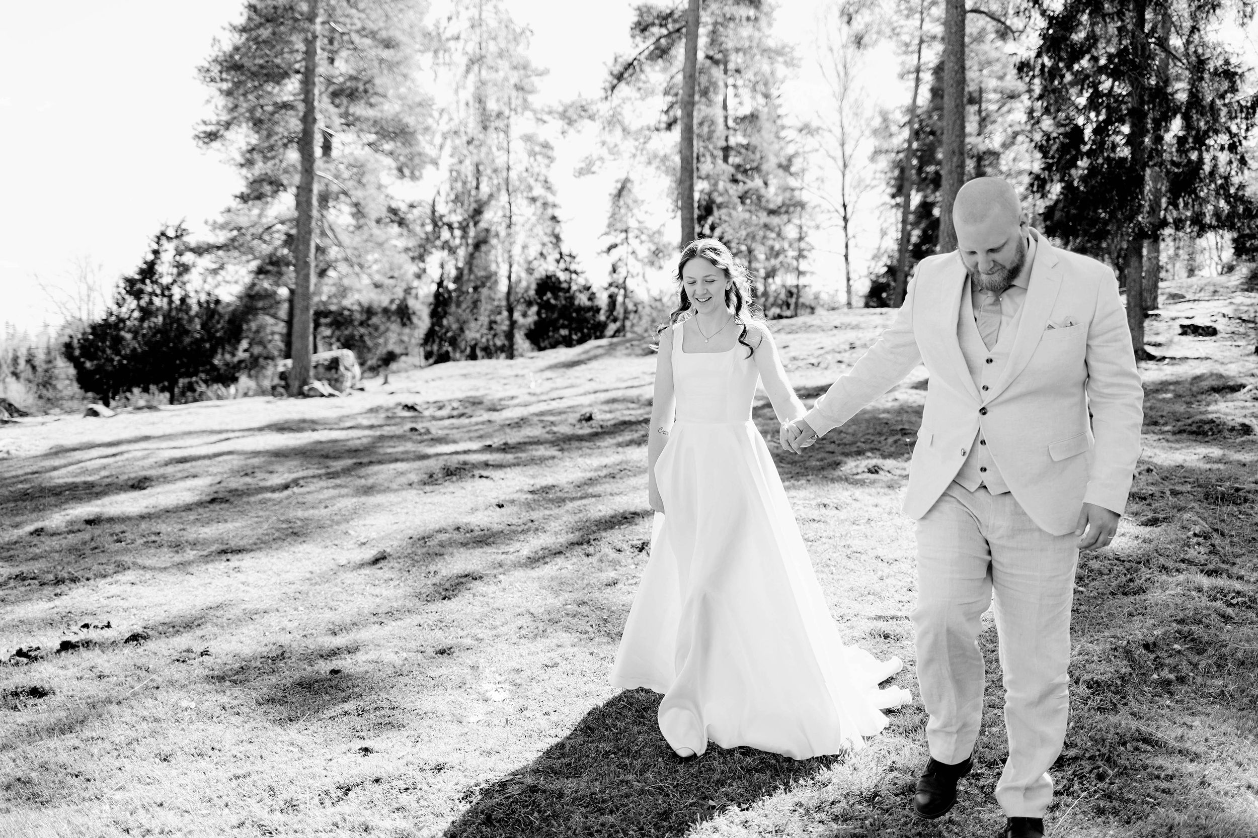 Johan och Alice bröllop i Mellösa kyrka och bröllopsfest i Vadsbro-Blacksta. Bröllopsfotograf Rebecca Nordin.