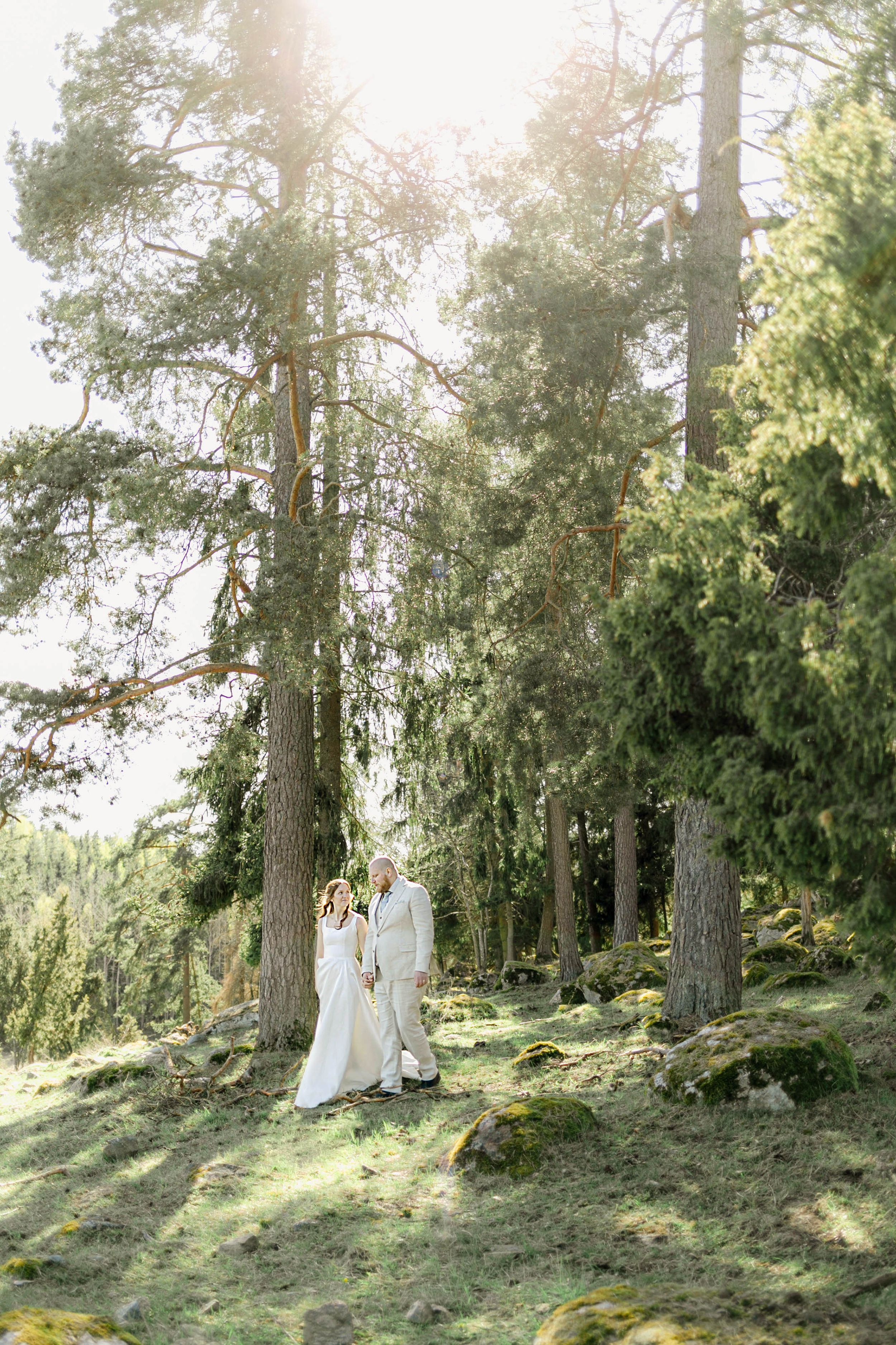 Johan och Alice bröllop i Mellösa kyrka och bröllopsfest i Vadsbro-Blacksta. Bröllopsfotograf Rebecca Nordin.