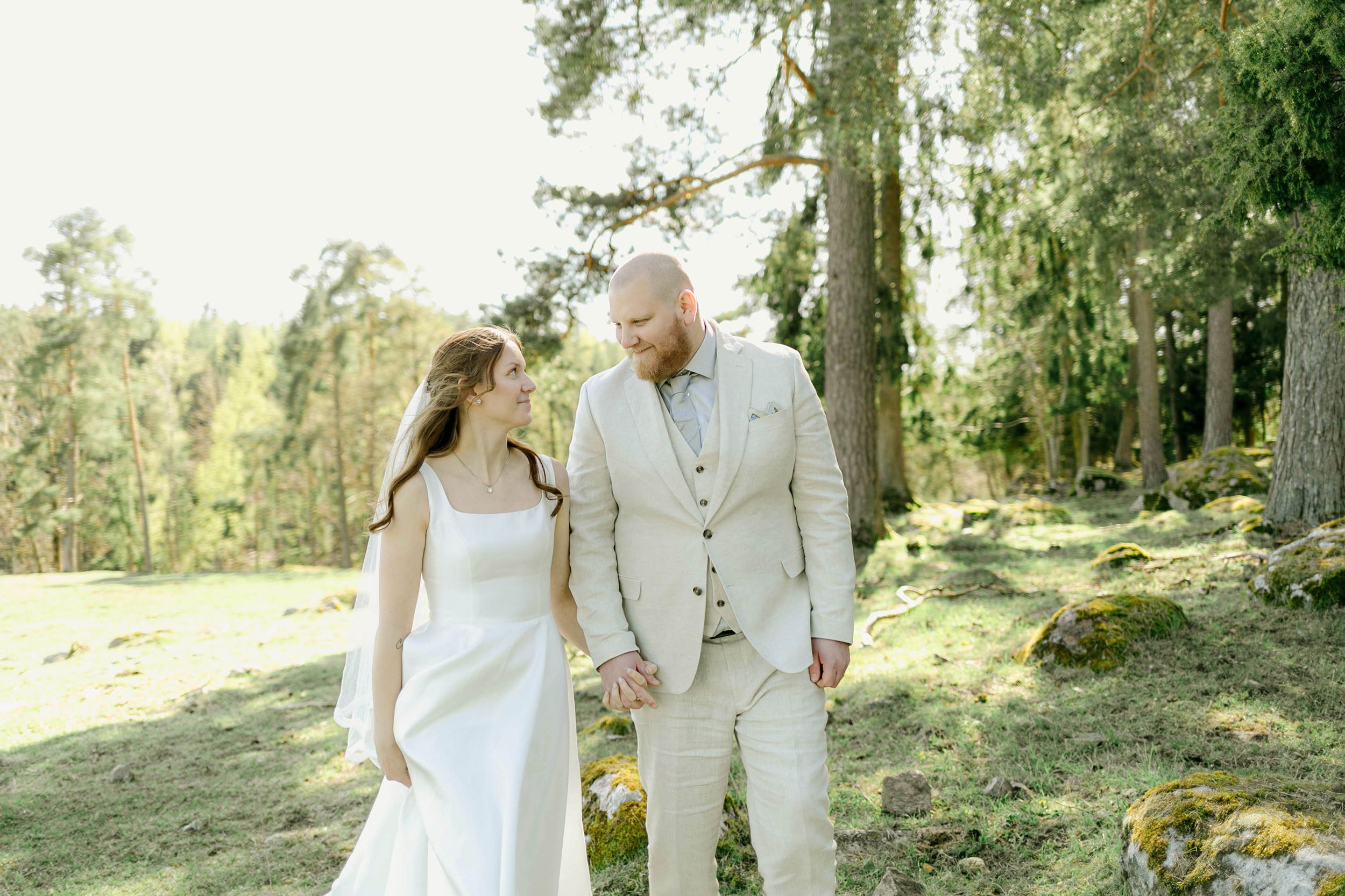 Johan och Alice bröllop i Mellösa kyrka och bröllopsfest i Vadsbro-Blacksta. Bröllopsfotograf Rebecca Nordin.