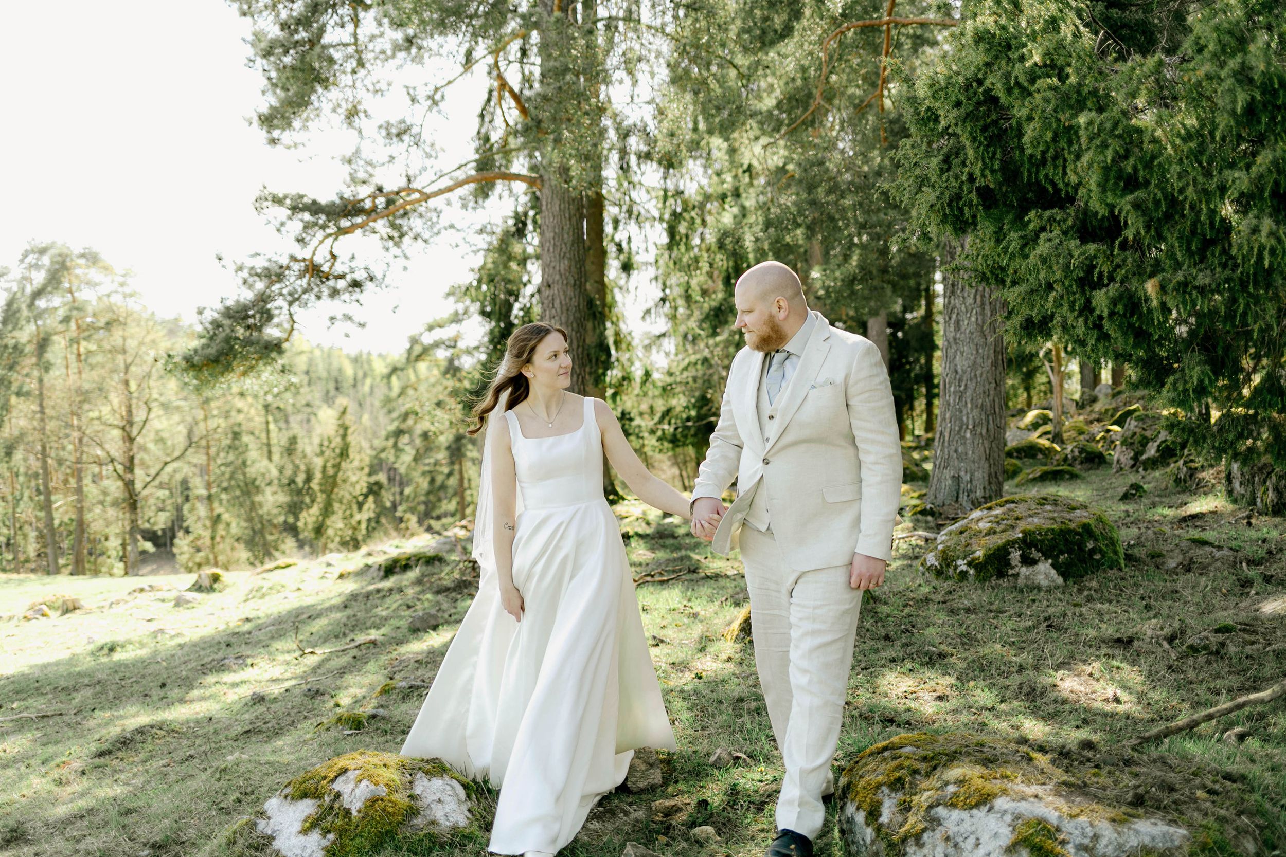 Johan och Alice bröllop i Mellösa kyrka och bröllopsfest i Vadsbro-Blacksta. Bröllopsfotograf Rebecca Nordin.