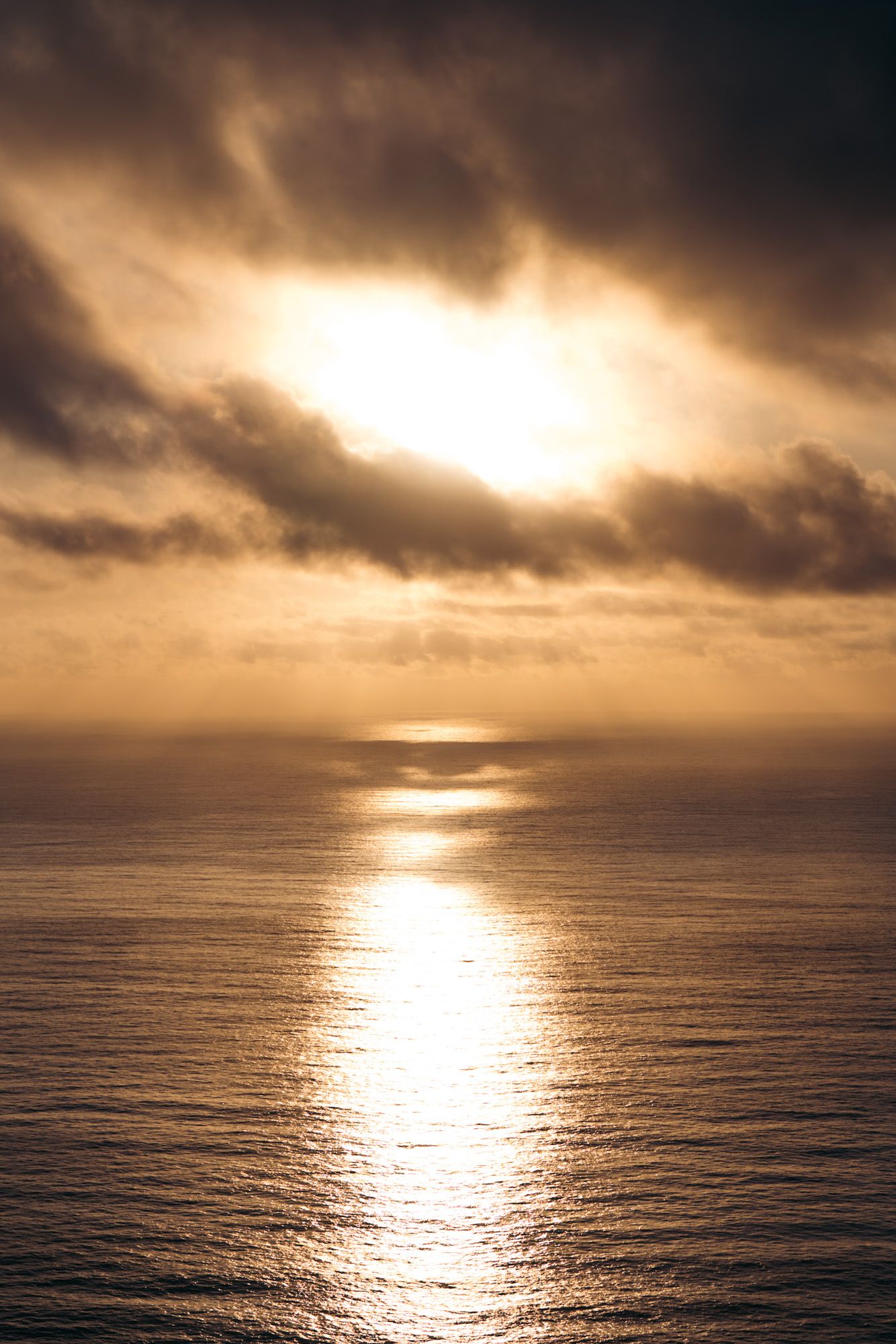 coucher de soleil sur l'océan à Madère