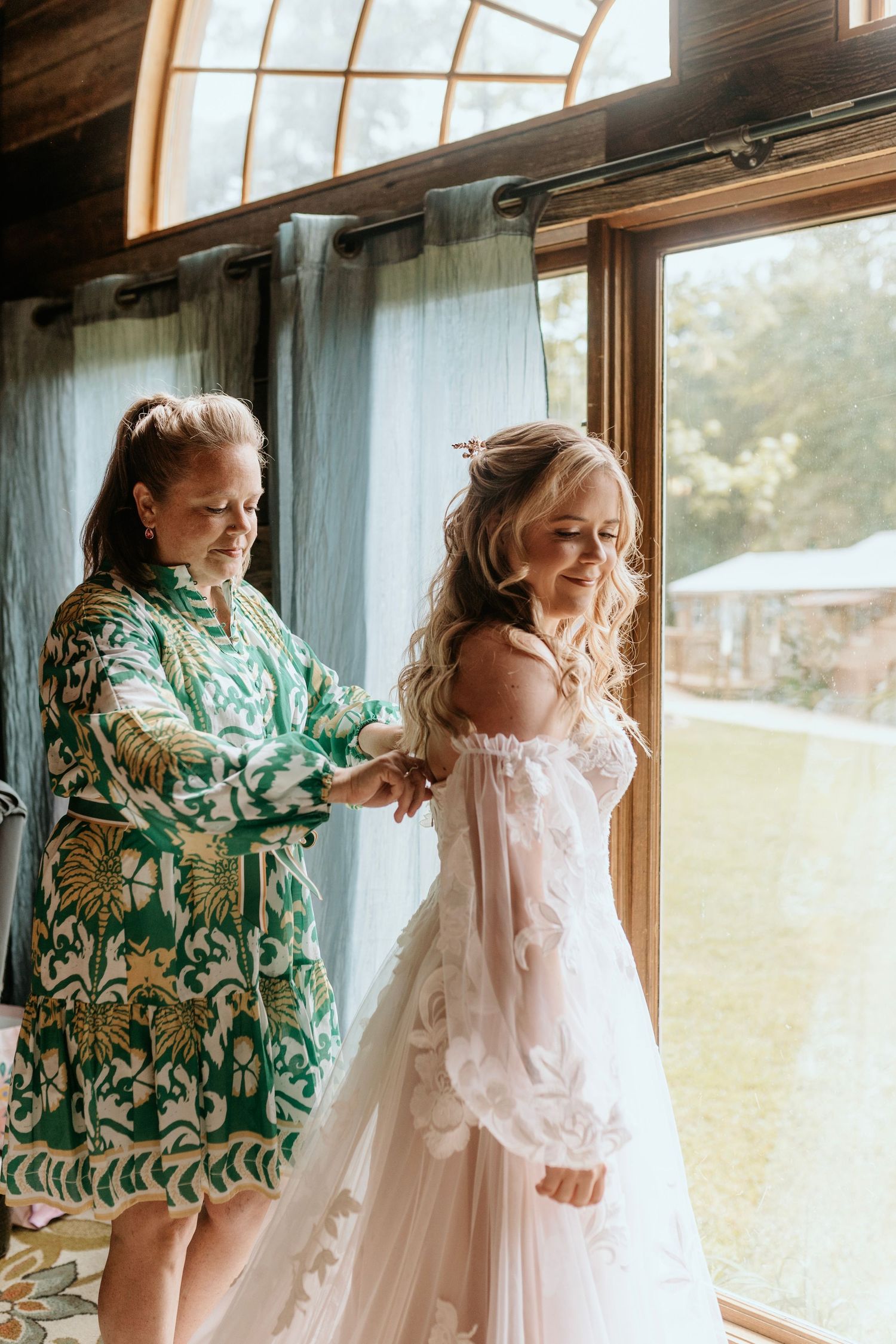 photograph of mom and bride getting ready at the barn at big oak in franklin, Georgia