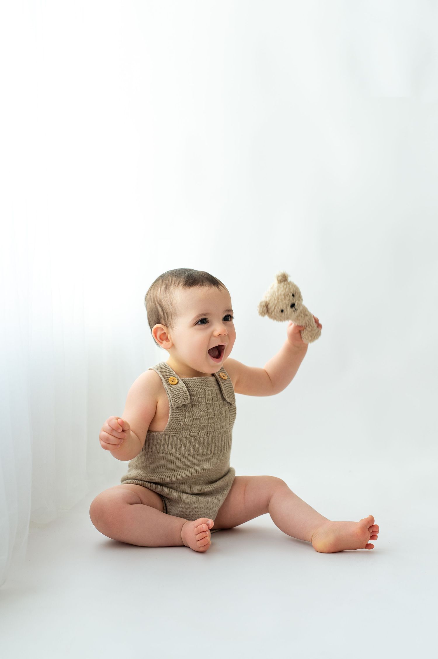 Séance photo d'un enfant dans un décor blanc et épuré en lumière naturelle douche au studio proche de Paris