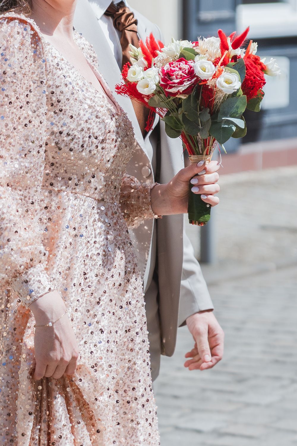 Détails de la robe rose de la mariée et du bouquet de fleurs
