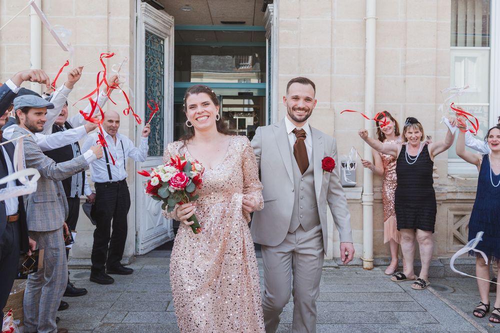 Sortie de la mairie de la Suze, Mariage surprise sur le thème charleston