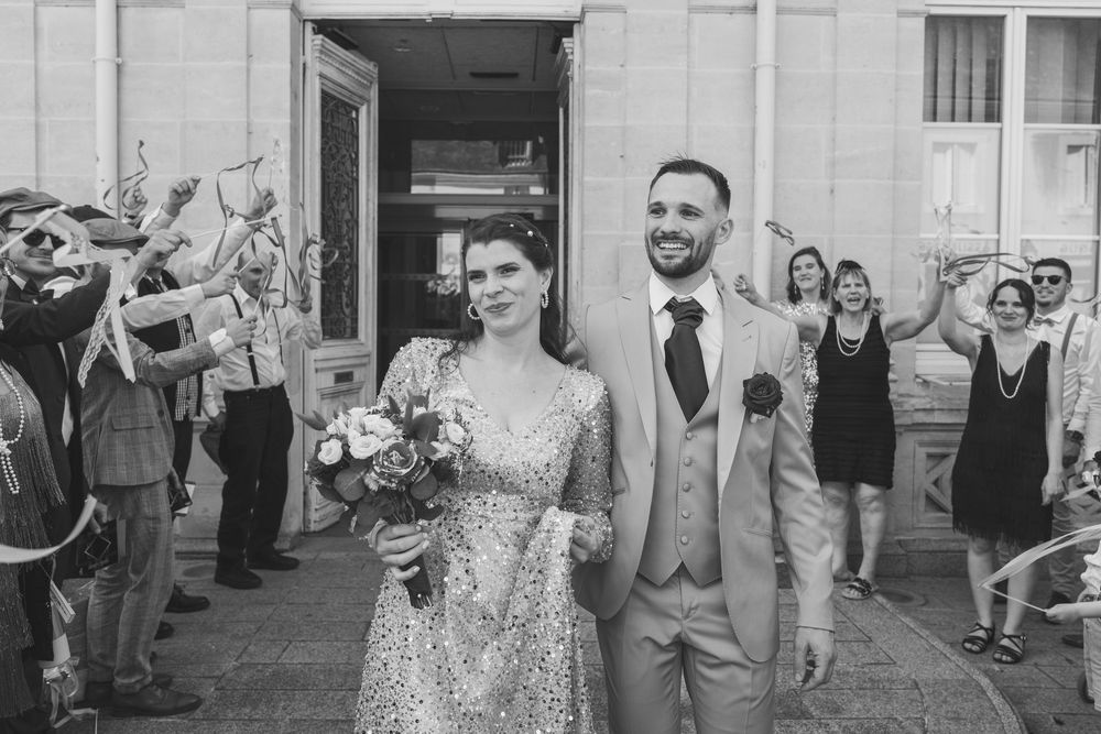 Sortie de la mairie de la Suze, Mariage surprise sur le thème charleston