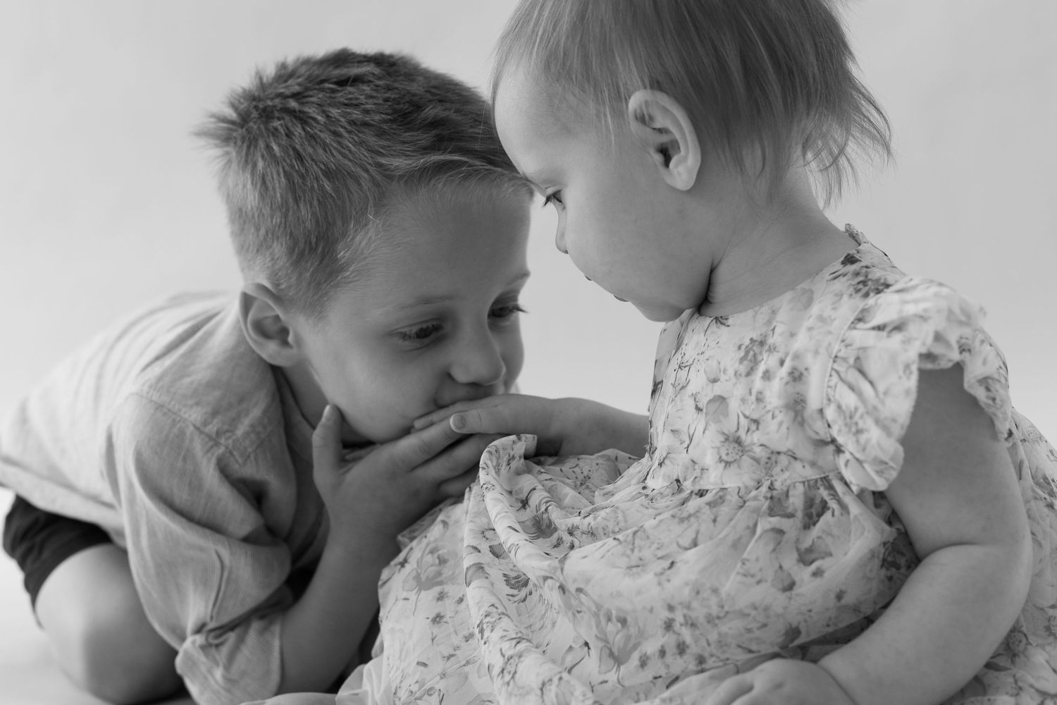 Relaxed sibling cuddles at home family photography session