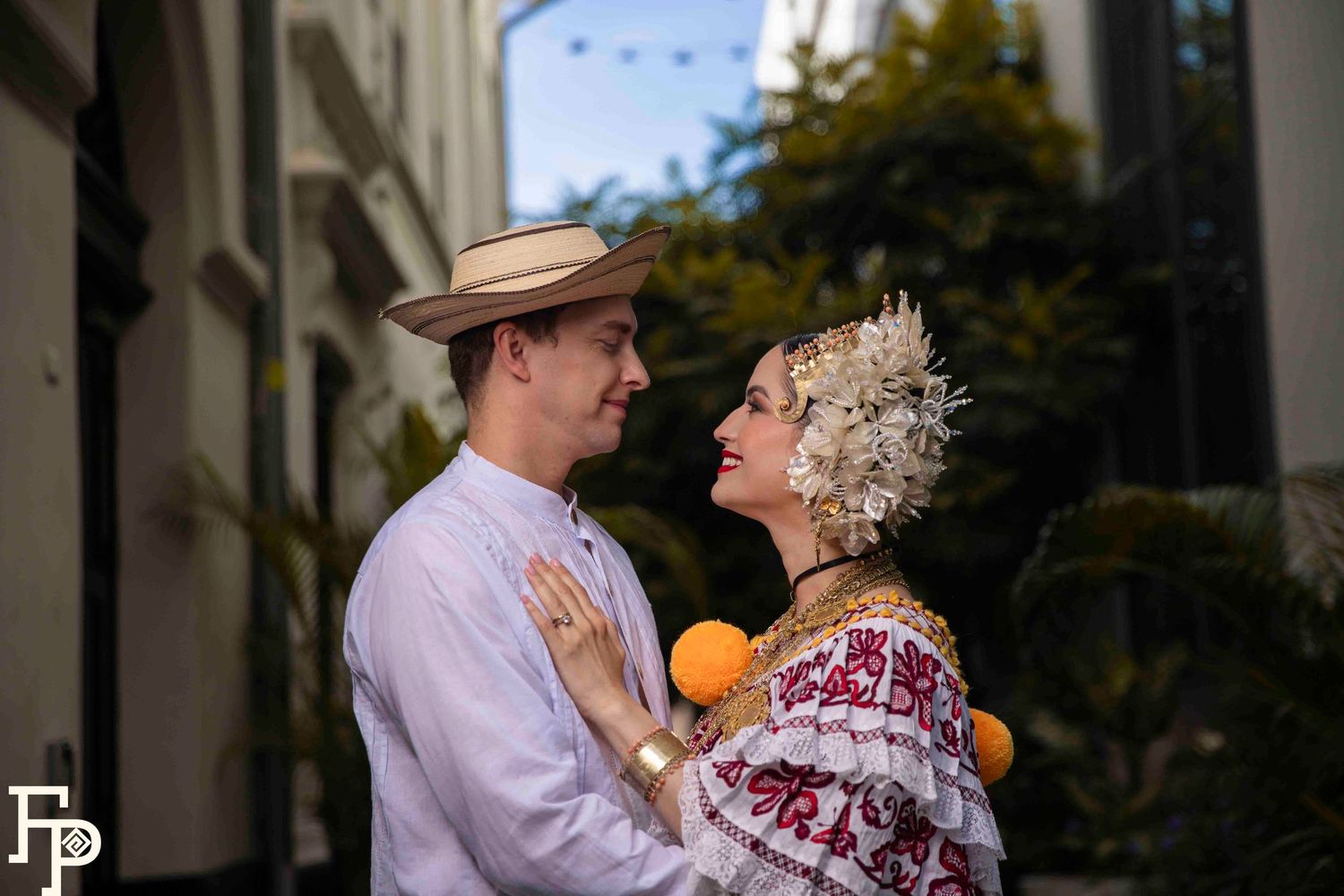 pareja de enamorados en sesion de fotos en ciudad de panama con pollera de gala roja