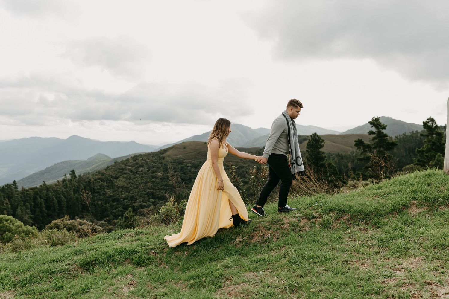 Casal caminhando de mãos dadas em trilha nas montanhas de Campos do Jordão - Ever Two Fotografia