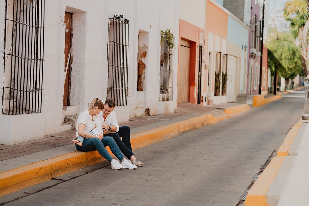 Madre amamantando a su bebé junto al padre (family photographer Mazatlán)
